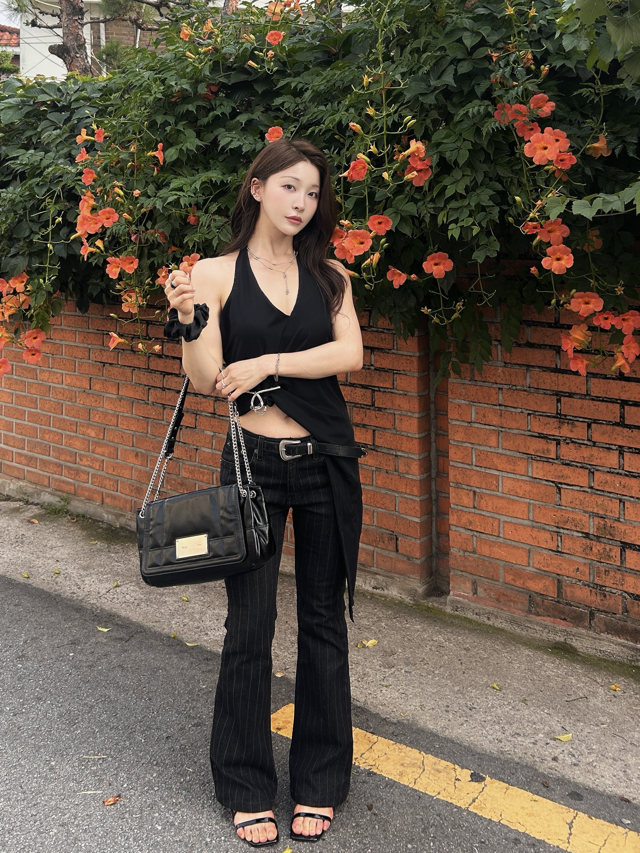 Matin Kim Glossy Quilting Medium Chain Bag Black, Matin Kim Accordion Wallet White 착용 스타일 - 2