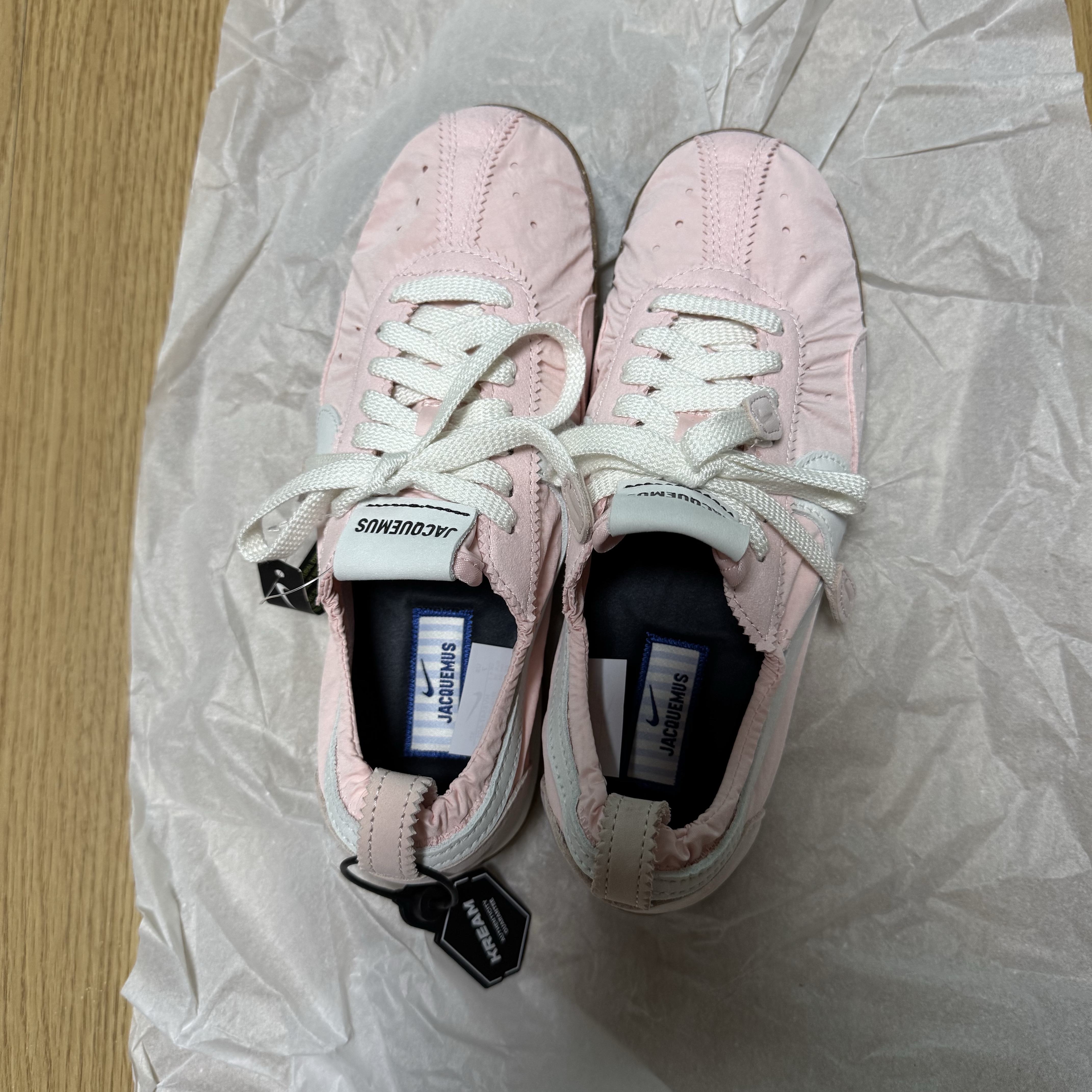 Nike x Jacquemus Moon Shoe SP Aluminum Pink Sail 착용 스타일 - 1
