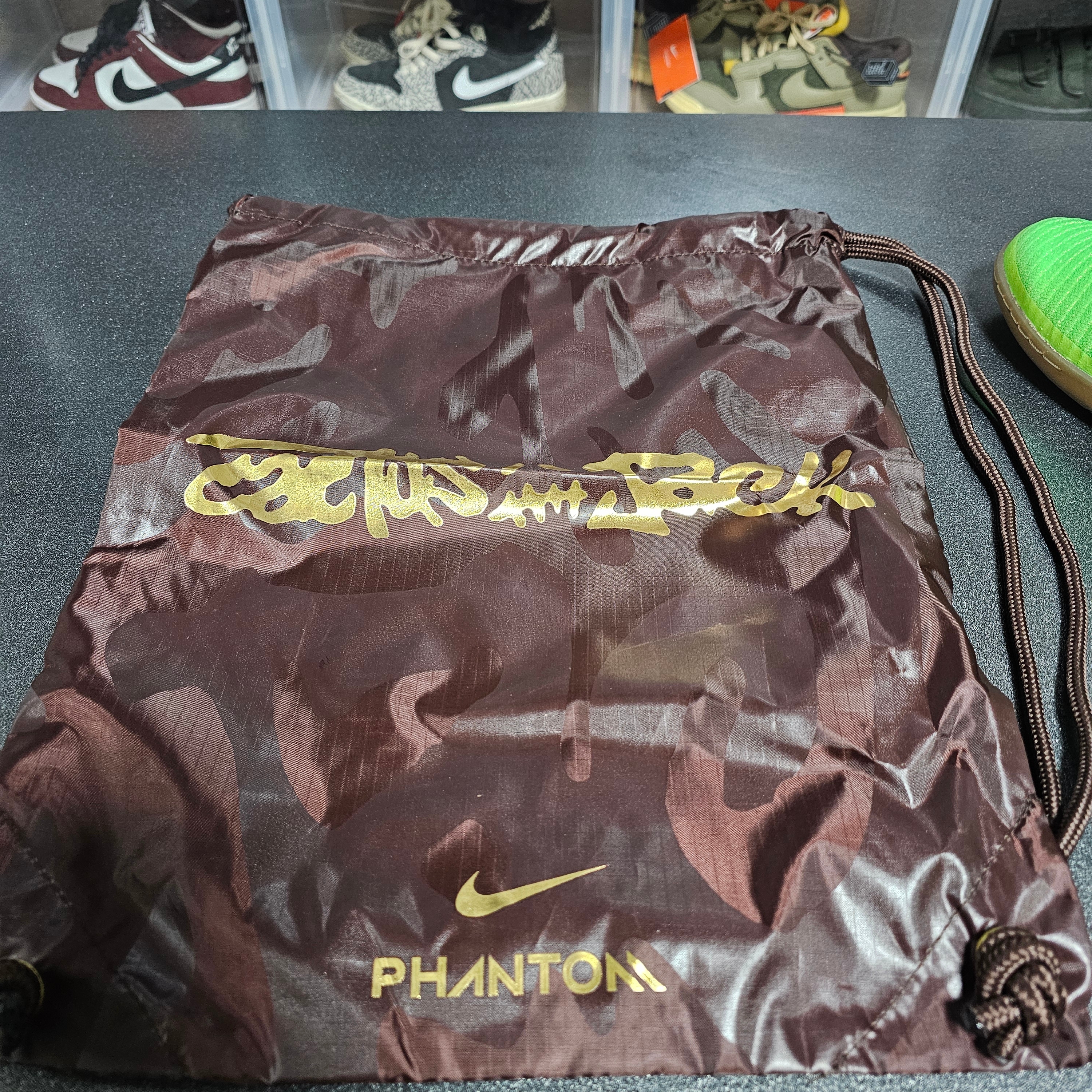 Nike x Travis Scott Cactus Jack Phantom 6 Low Indoor Earth and Metallic Gold 착용 스타일 - 8