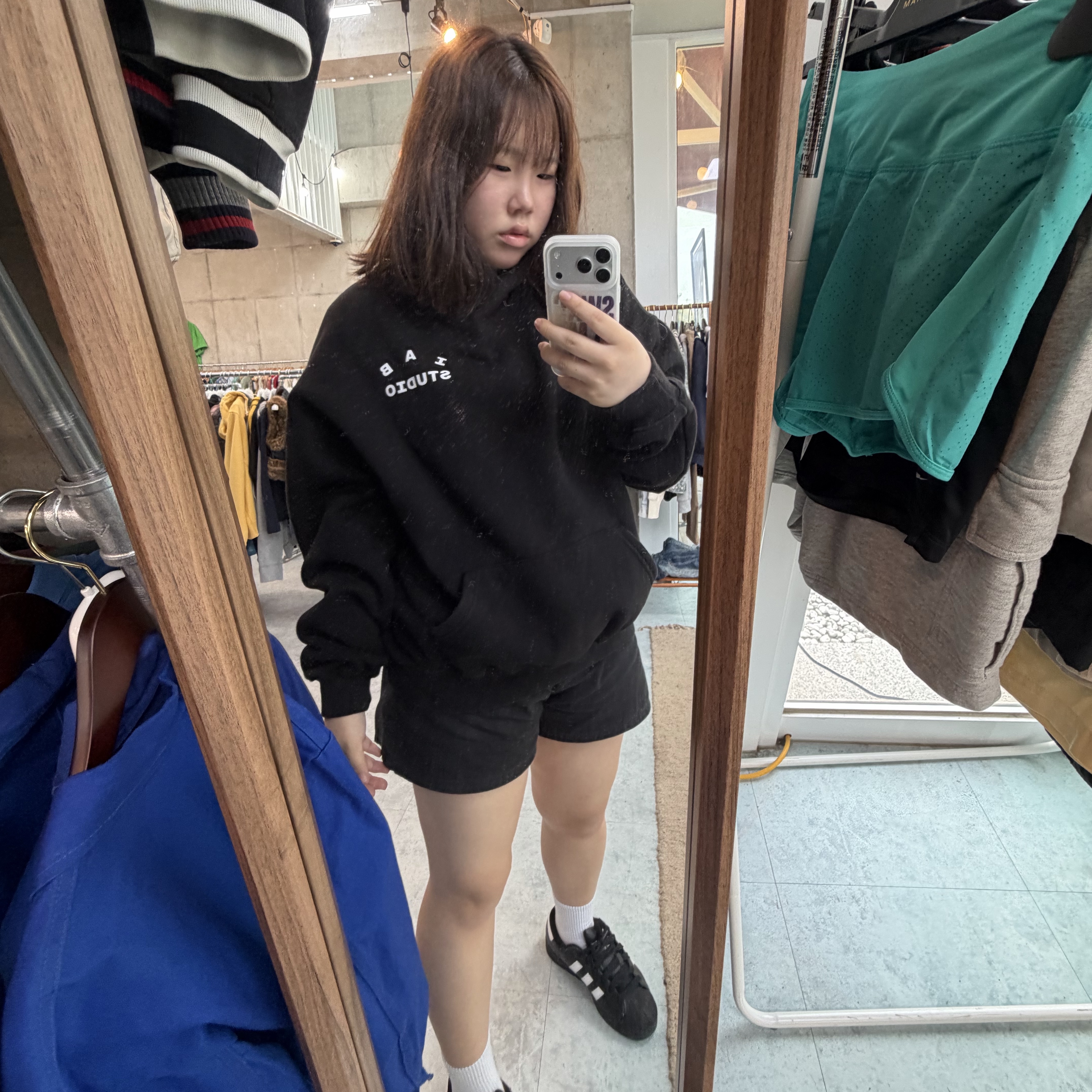 IAB Studio Hoodie Black, Adidas Superstar II Core Black Cloud White 착용 스타일 - 1