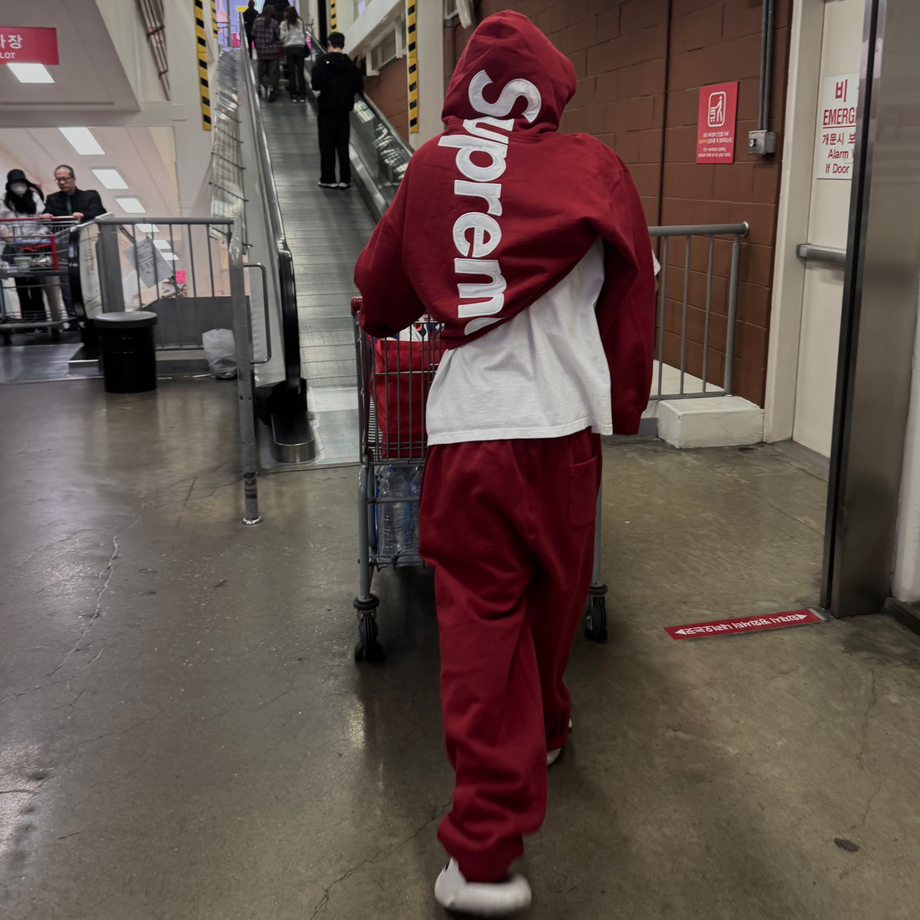 Supreme Satin Applique Hooded Sweatshirt Dark Red - 25FW, Supreme Satin Applique Sweatpant Dark Red - 25FW 착용 스타일 - 1