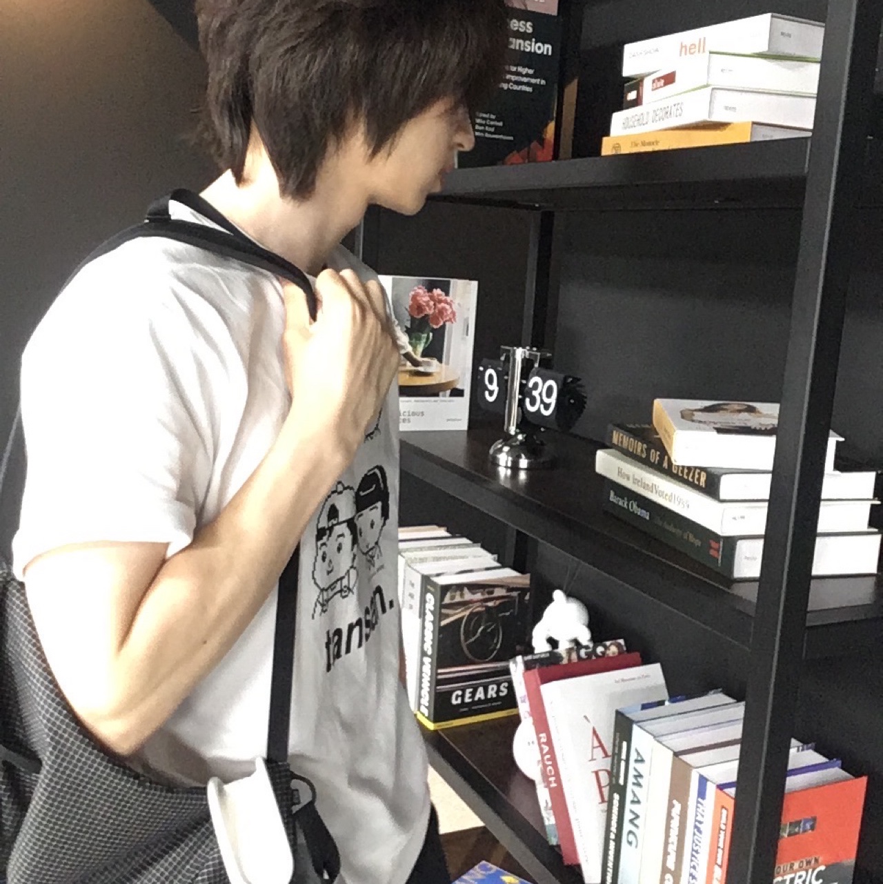 AMOU Molly One Tuck Bermuda Pants Black, Apple AirPods Max Lightning Silver (Korean Ver.) 착용 스타일 - 2