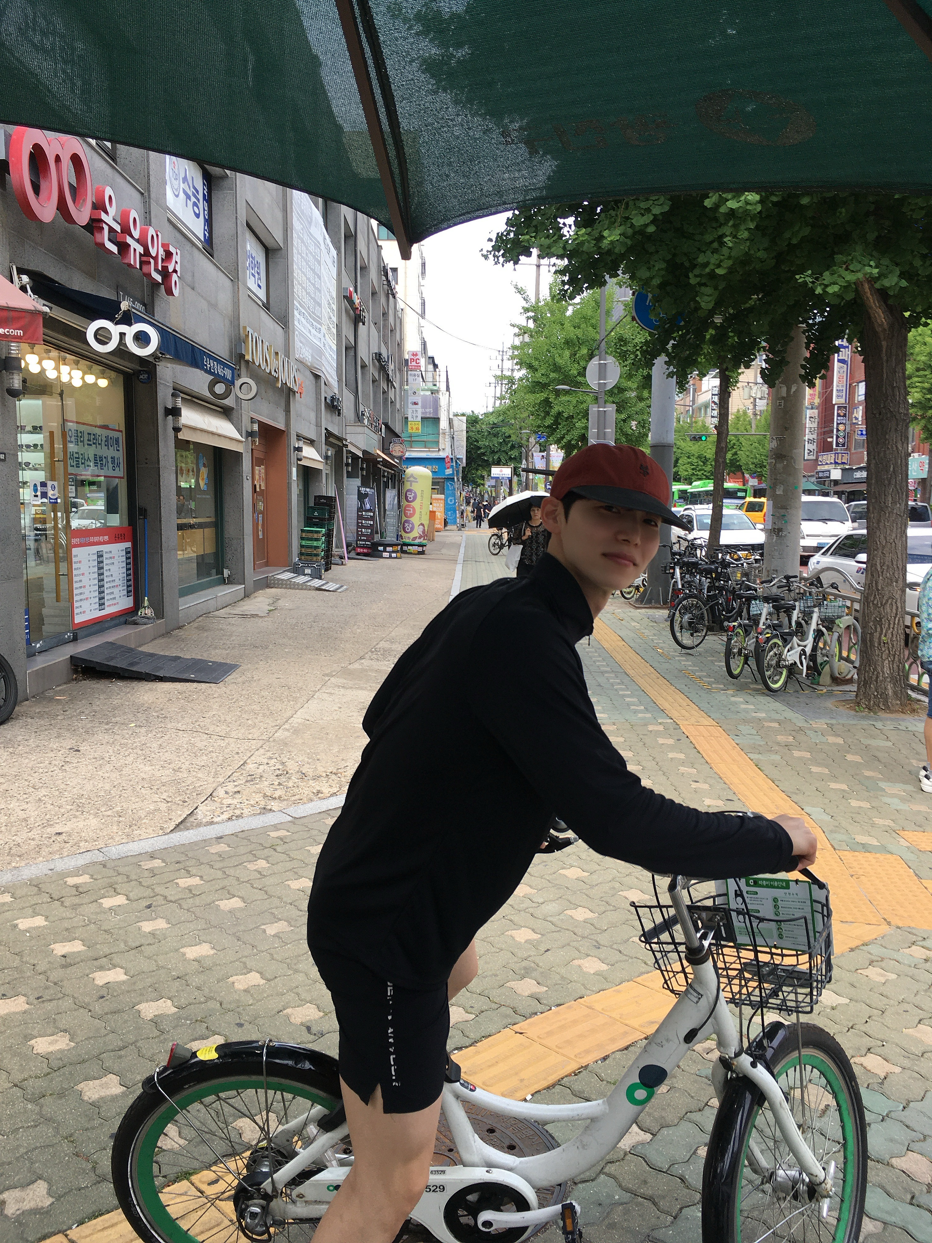 Sunday Ceremony Sy Classic Vintage Logo Cap - Red Black, Sunday Ceremony Sy Logo 5 Panel Cotton Cap - Navy 착용 스타일 - 1