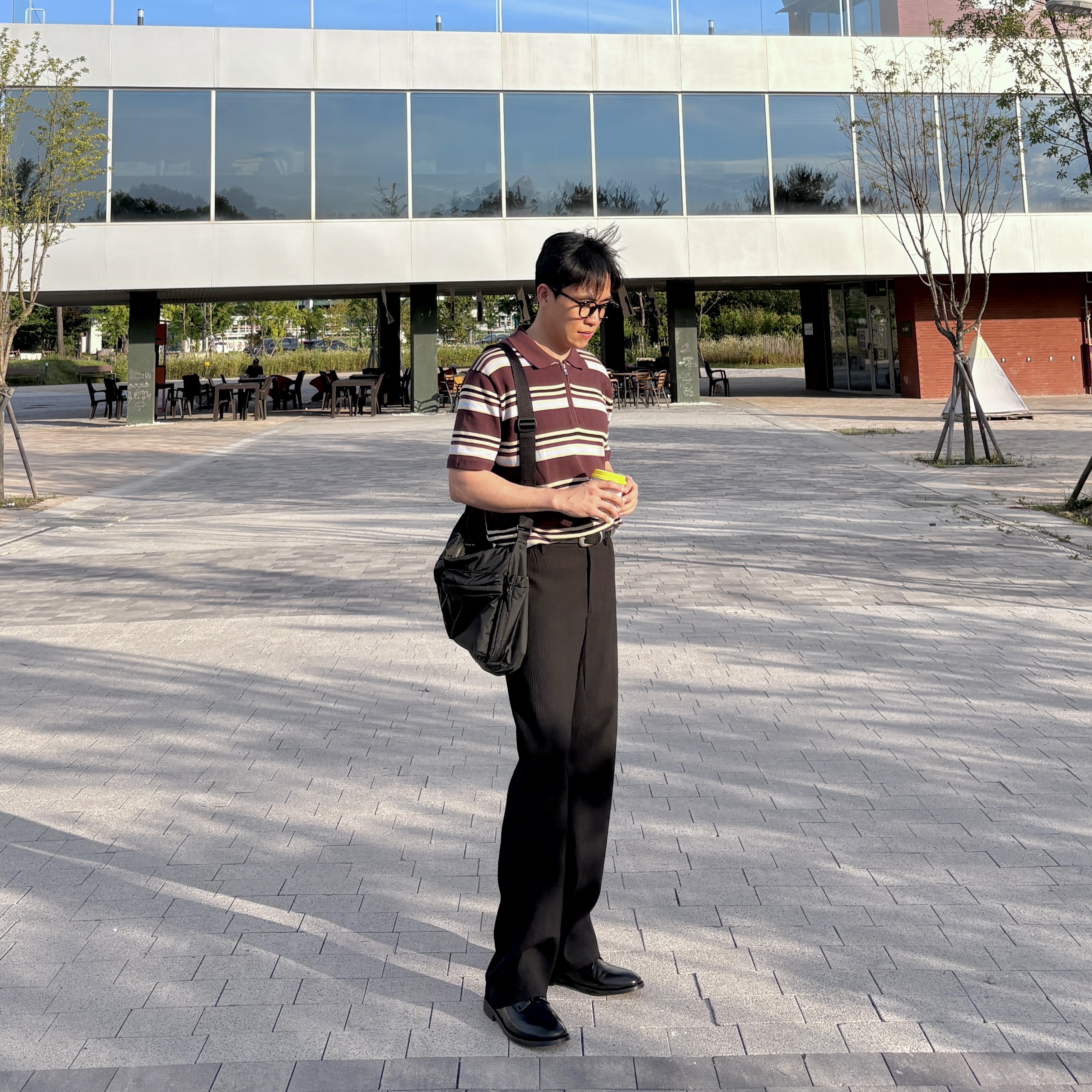 POSTMAN T-3 Derby Black, Uniqlo Multi Pocket Shoulder Bag Black 착용 스타일 - 2