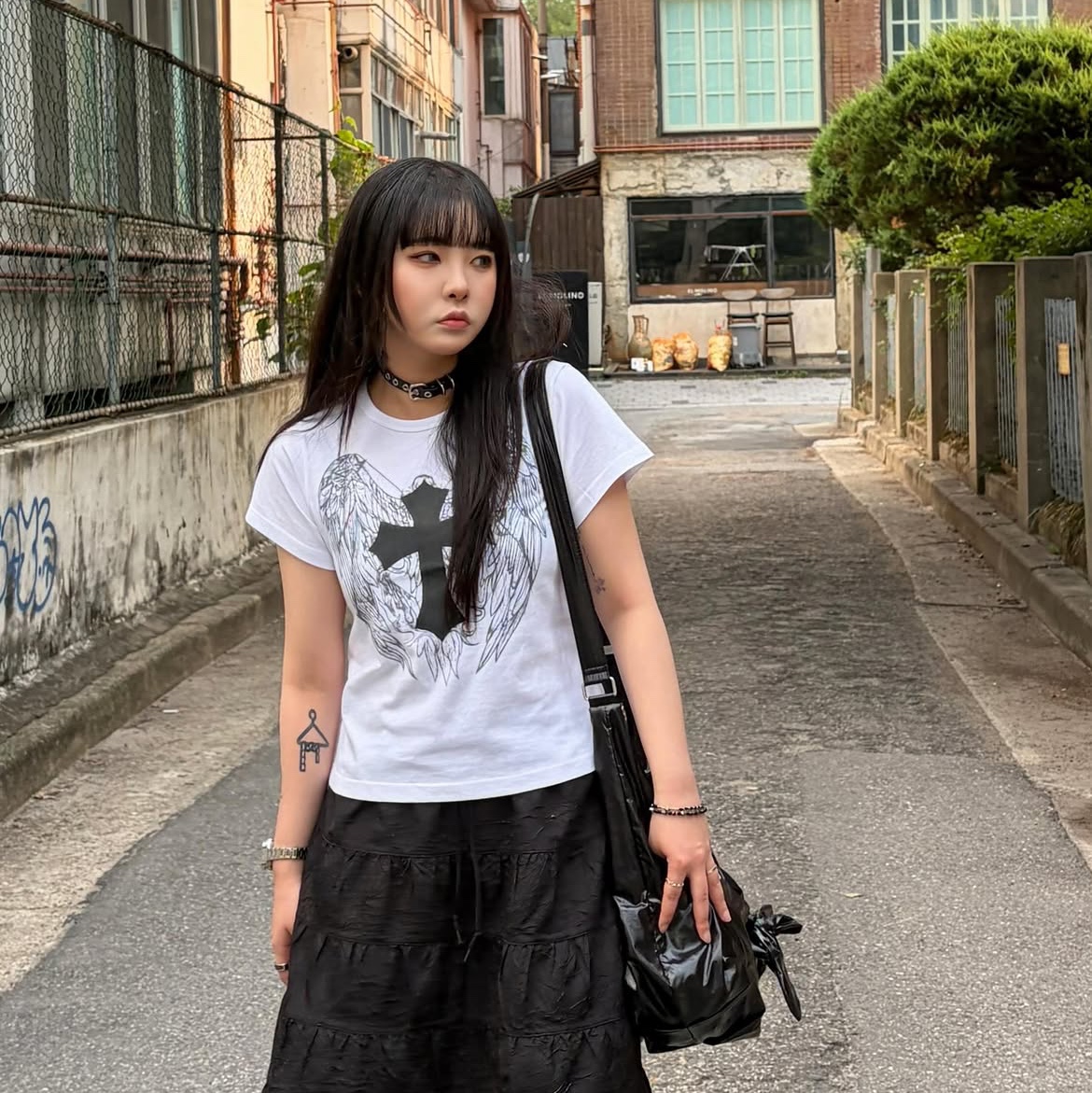 SLOW RECORD HOUSE Cross Wing T-Shirt White 착용 스타일 - 8