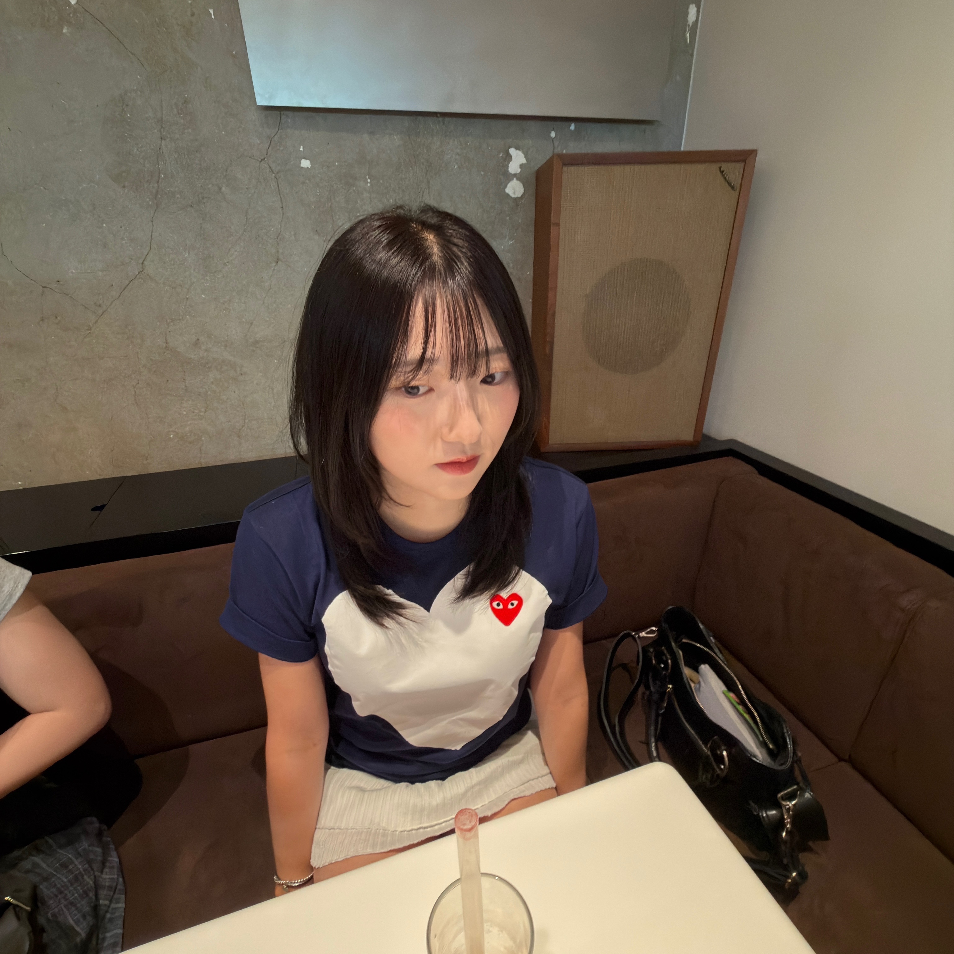 Play Comme des Garcons Red Heart Printed White Heart T-Shirt Navy 착용 스타일 - 3