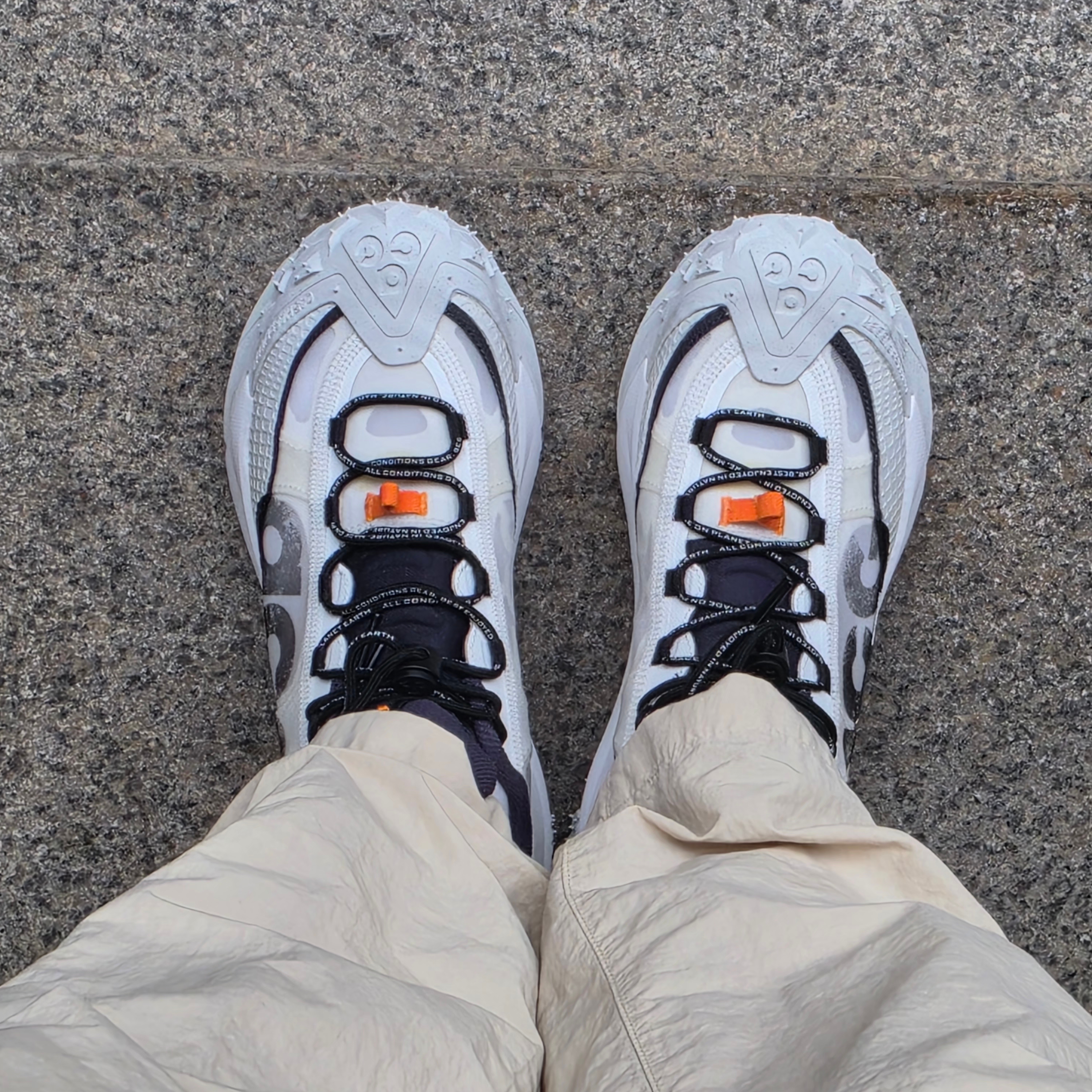 Nike ACG Mountain Fly 2 Low Summit White and Bright Mandarin 착용 스타일 - 1
