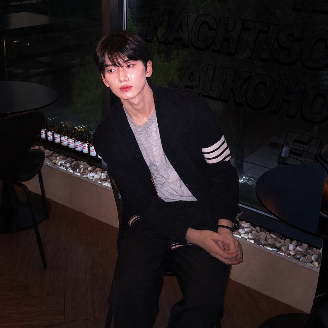 Thom Browne Milano Stitch 4-Bar Cardigan Navy, Dior CD Icon Braided Calfskin Leather Bracelet Black Silver Finish Brass 착용 스타일 - 2
