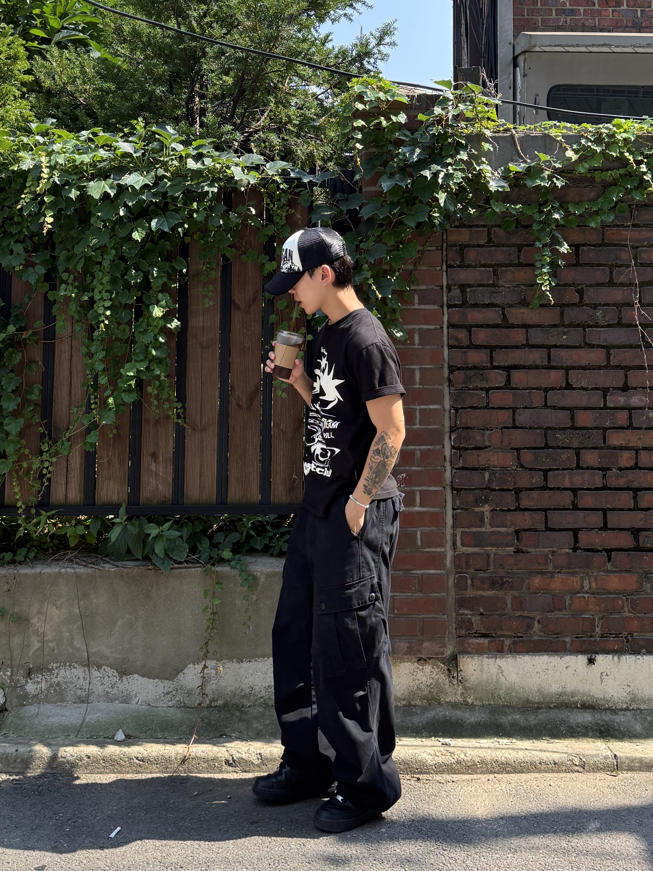 Nike Air Force 1 '07 Low Triple Black, Tansanmagnesium Trucker Cap Black 착용 스타일 - 2