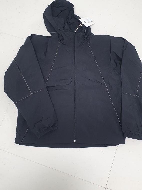 Matin Kim Back Logo Hoody Wind Breaker In Black 착용 스타일 - 2