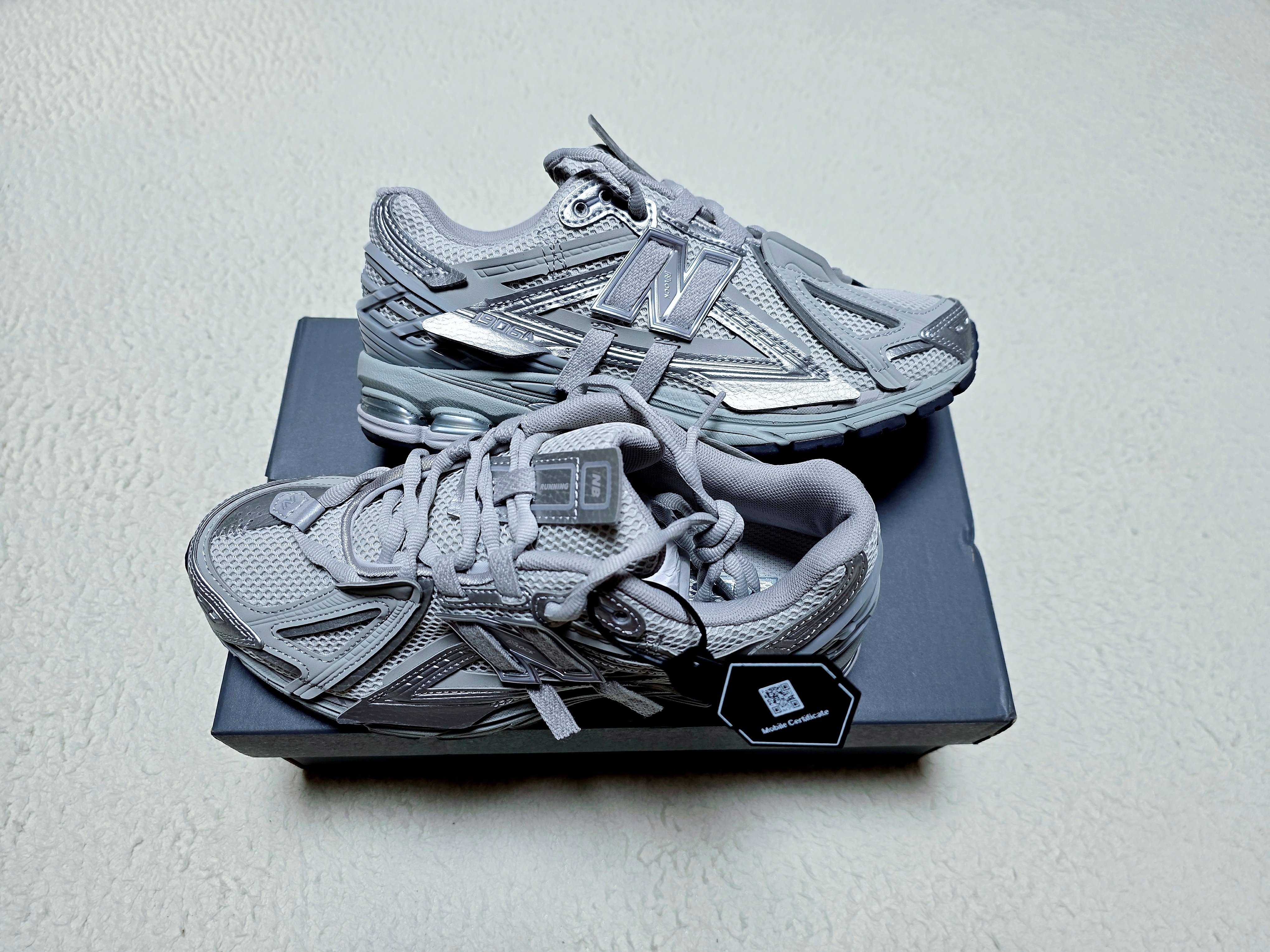 New Balance 1906A Concrete Silver Metallic 착용 스타일 - 2