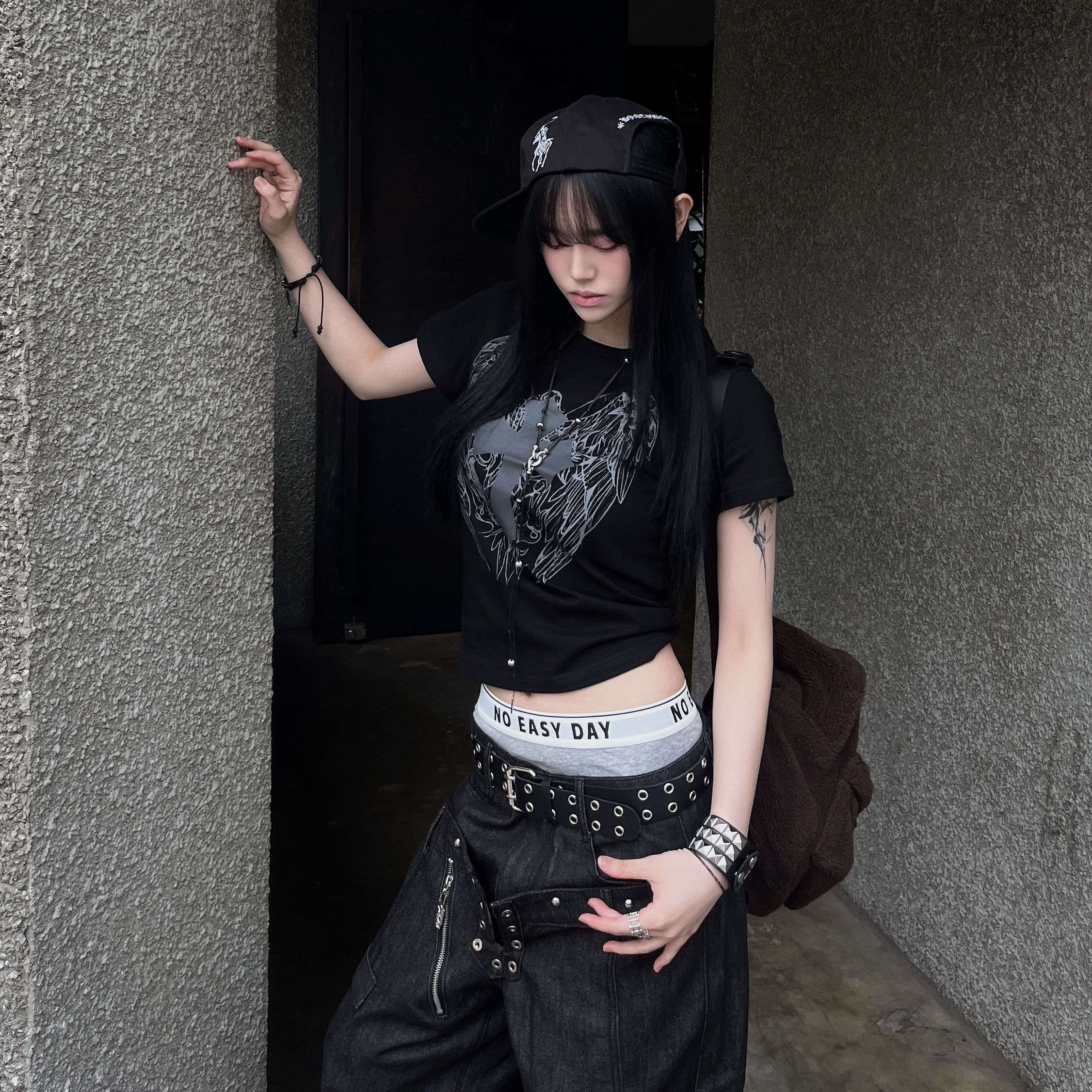 SLOW RECORD HOUSE Cross Wing T-Shirt Black 착용 스타일 - 3