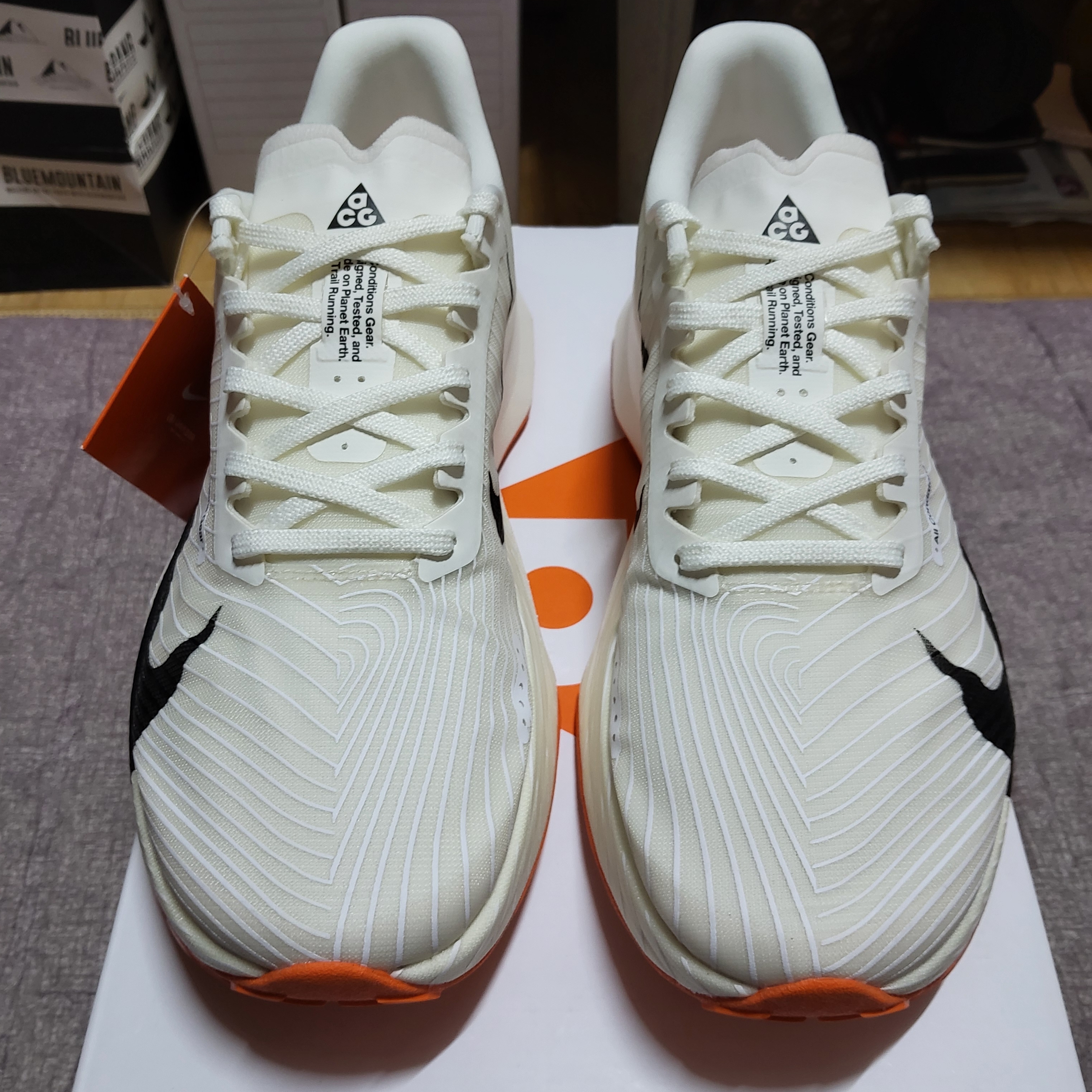 Nike ACG Ultrafly Trail Sail White Safety Orange 착용 스타일 - 2