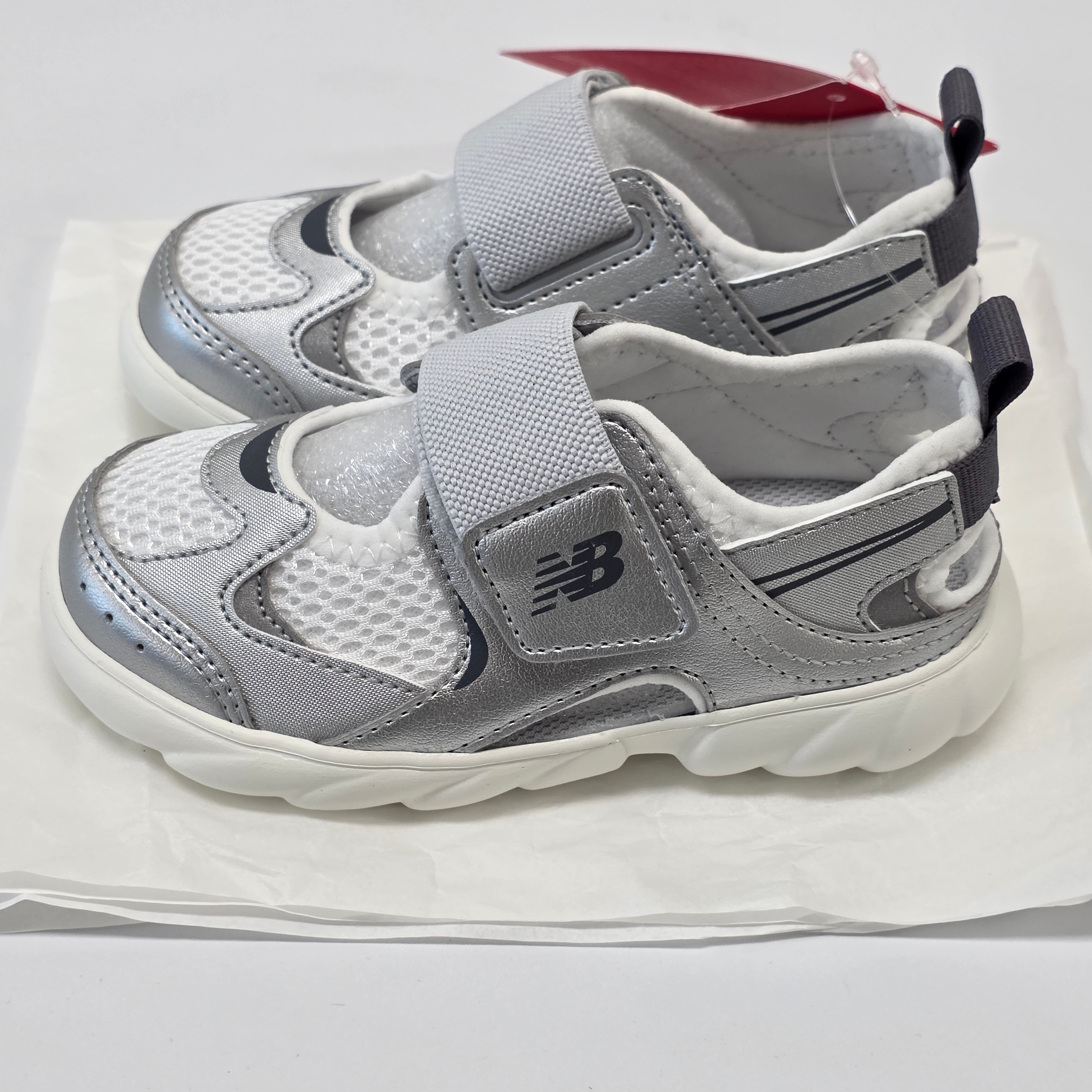 (Kids) New Balance Freedle 920 Sandal Silver 착용 스타일