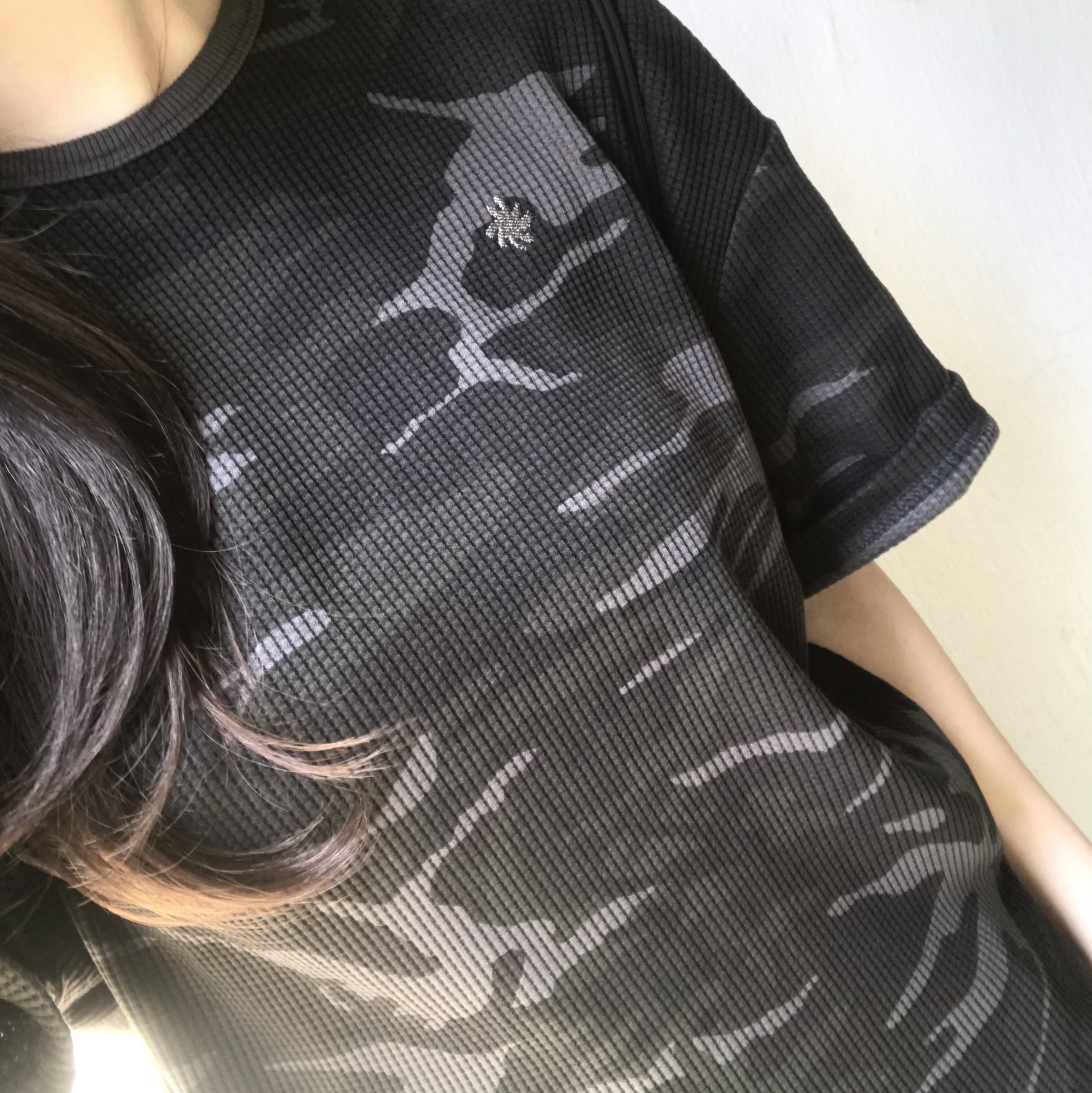 SLOW RECORD HOUSE Logo Waffle Crop T-Shirt Camo (Charcoal) 착용 스타일 - 2