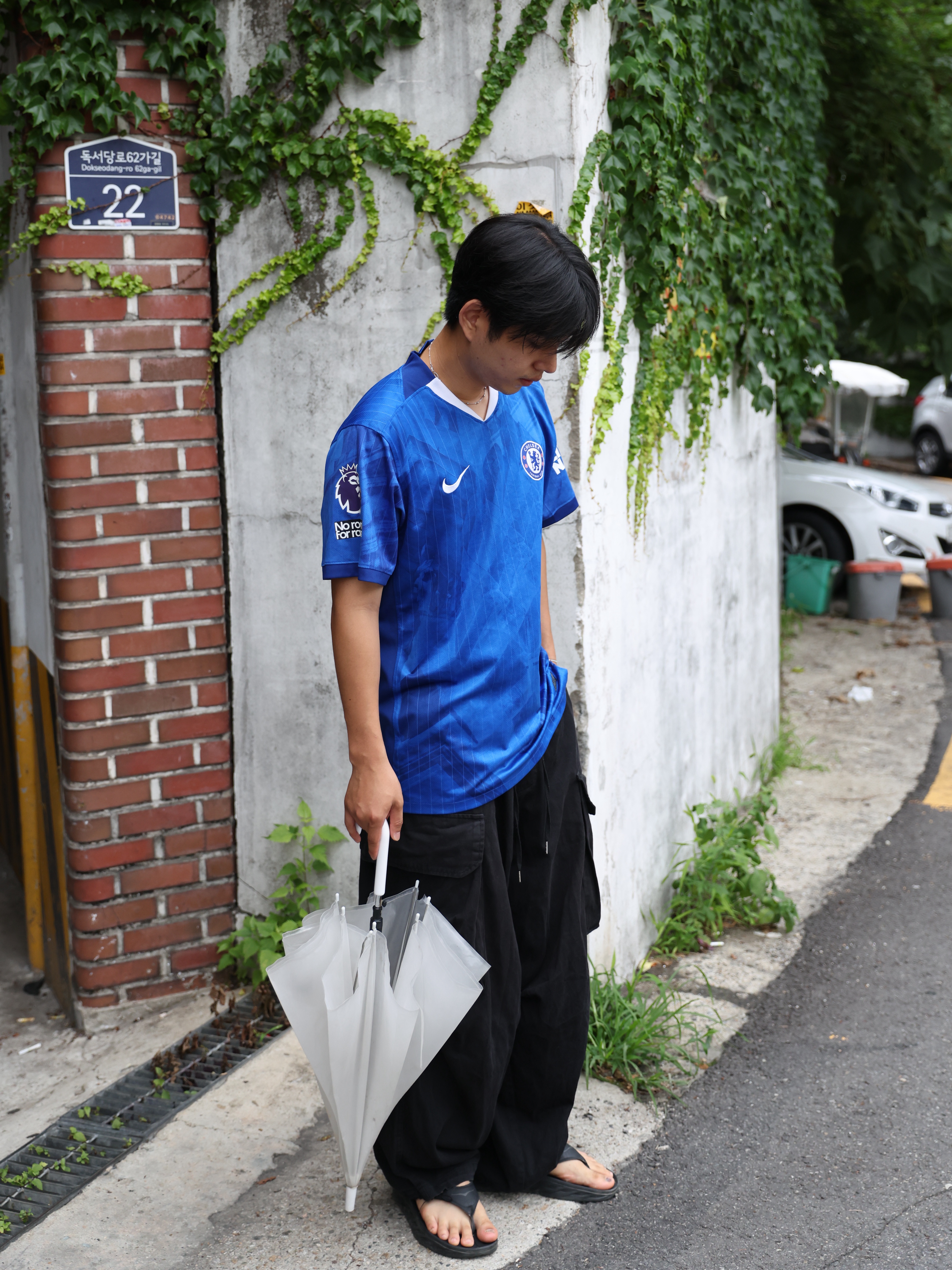 Nike Chelsea FC 2025/26 Stadium Home Dri-Fit Soccer Replica Jersey Rush Blue White (Non Marking Ver.), Hoka Ora Recovery Flip Black 착용 스타일 - 2