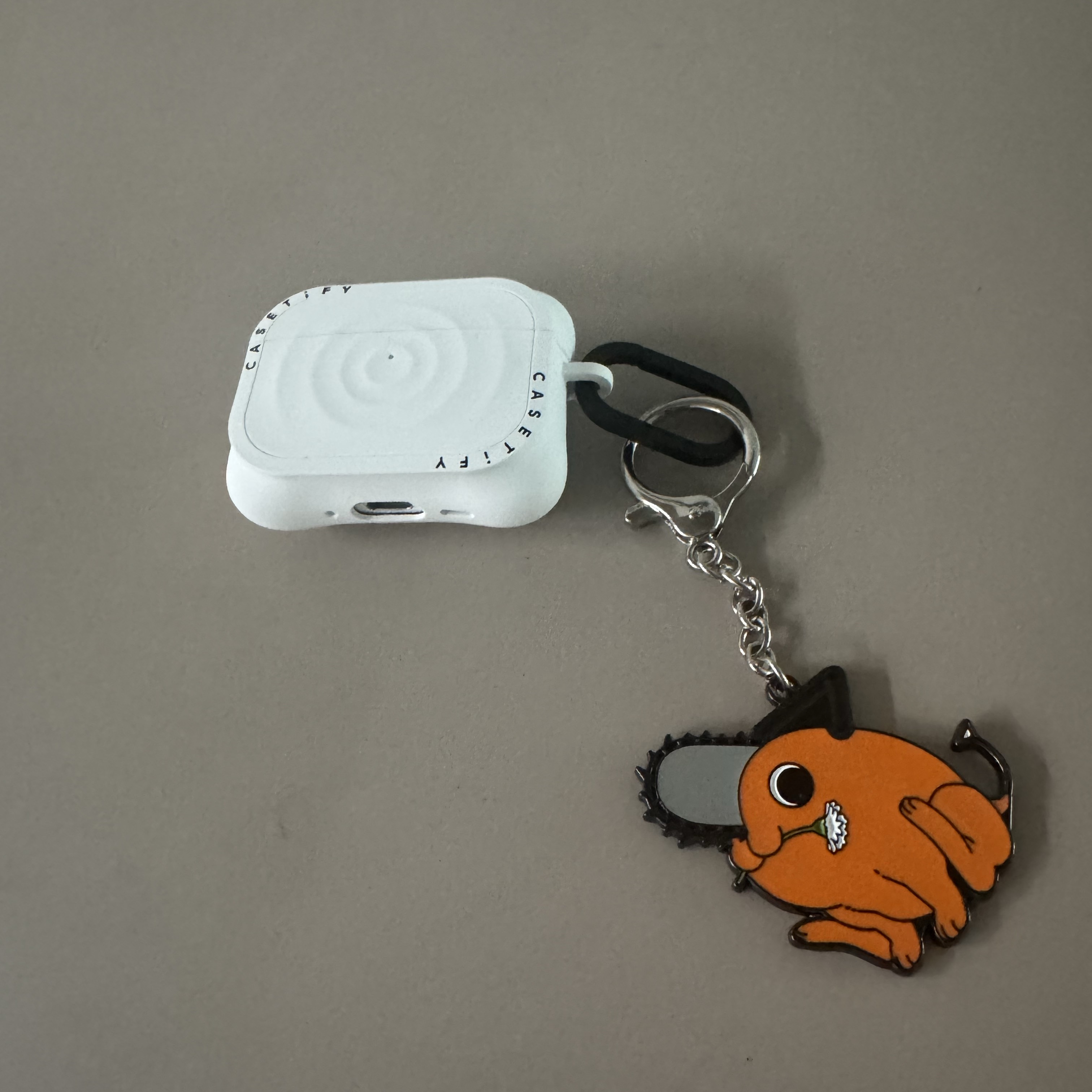 Chainsaw Man The Movie: Reze Arc Keyring Pochita, Casetify Essentials Ripple AirPods Pro 3rd Case White 착용 스타일