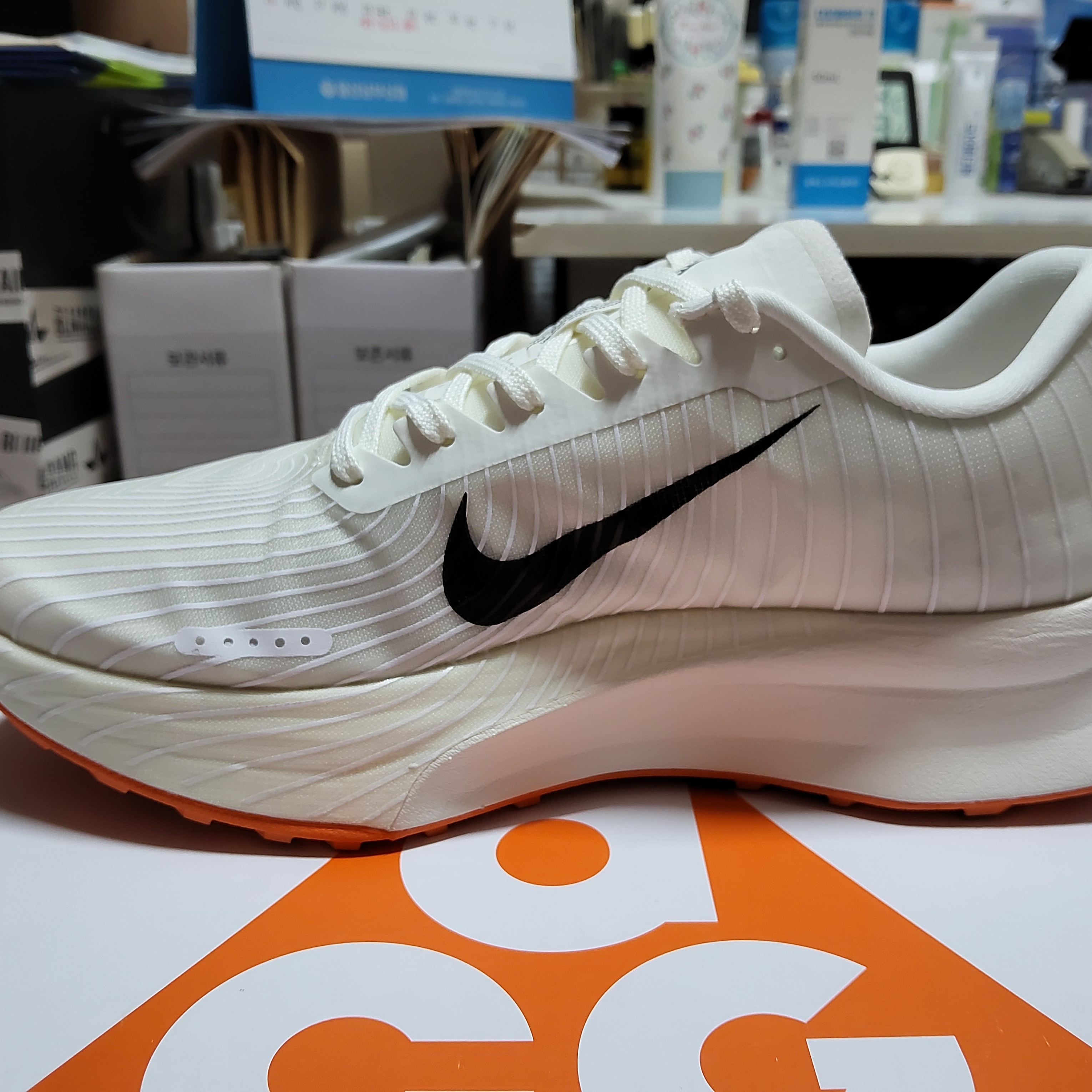 Nike ACG Ultrafly Trail Sail White Safety Orange 착용 스타일 - 3