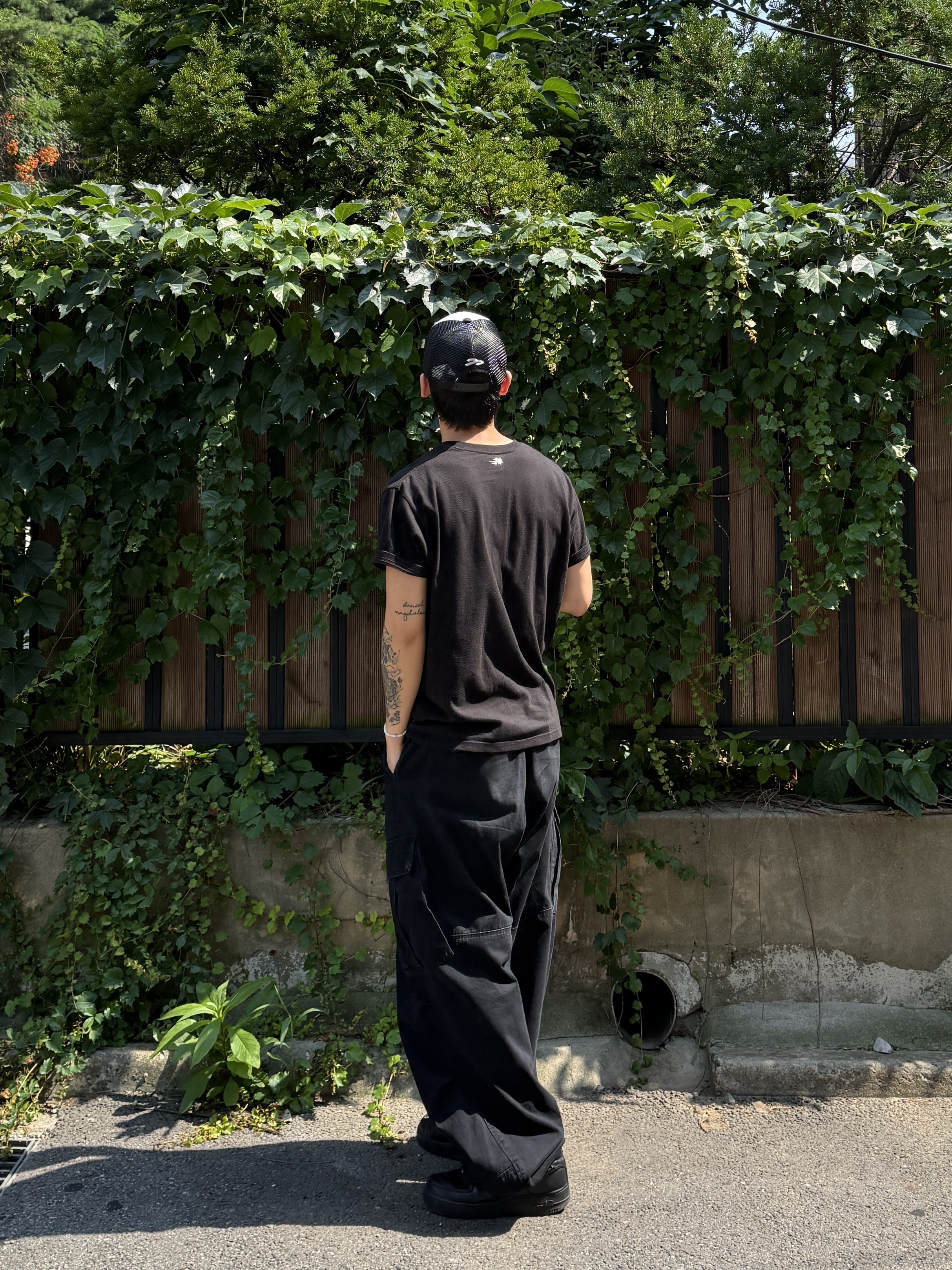 Nike Air Force 1 '07 Low Triple Black, Tansanmagnesium Trucker Cap Black 착용 스타일 - 3