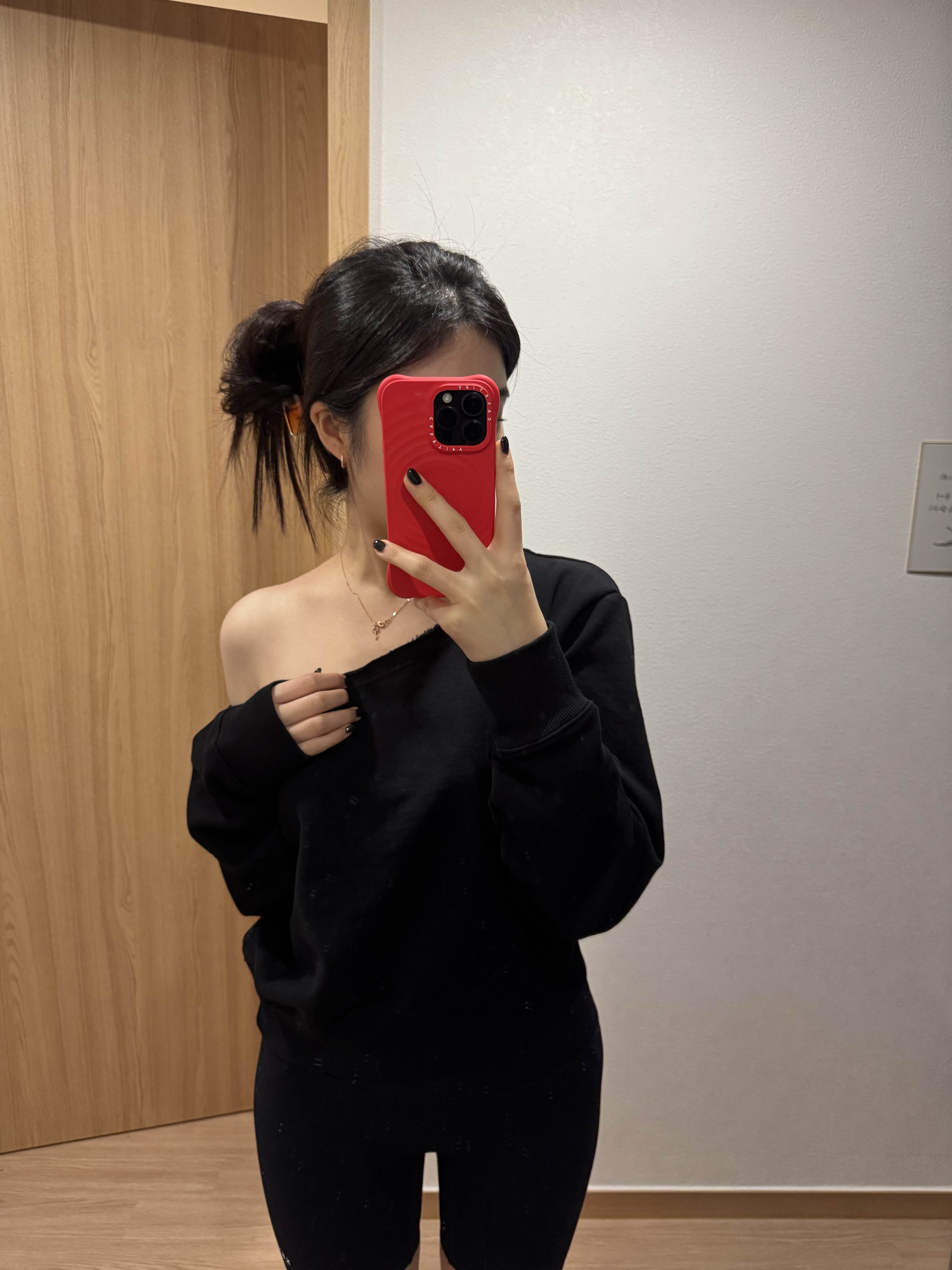 Suade Sunny One Shoulder Crewneck Black 착용 스타일
