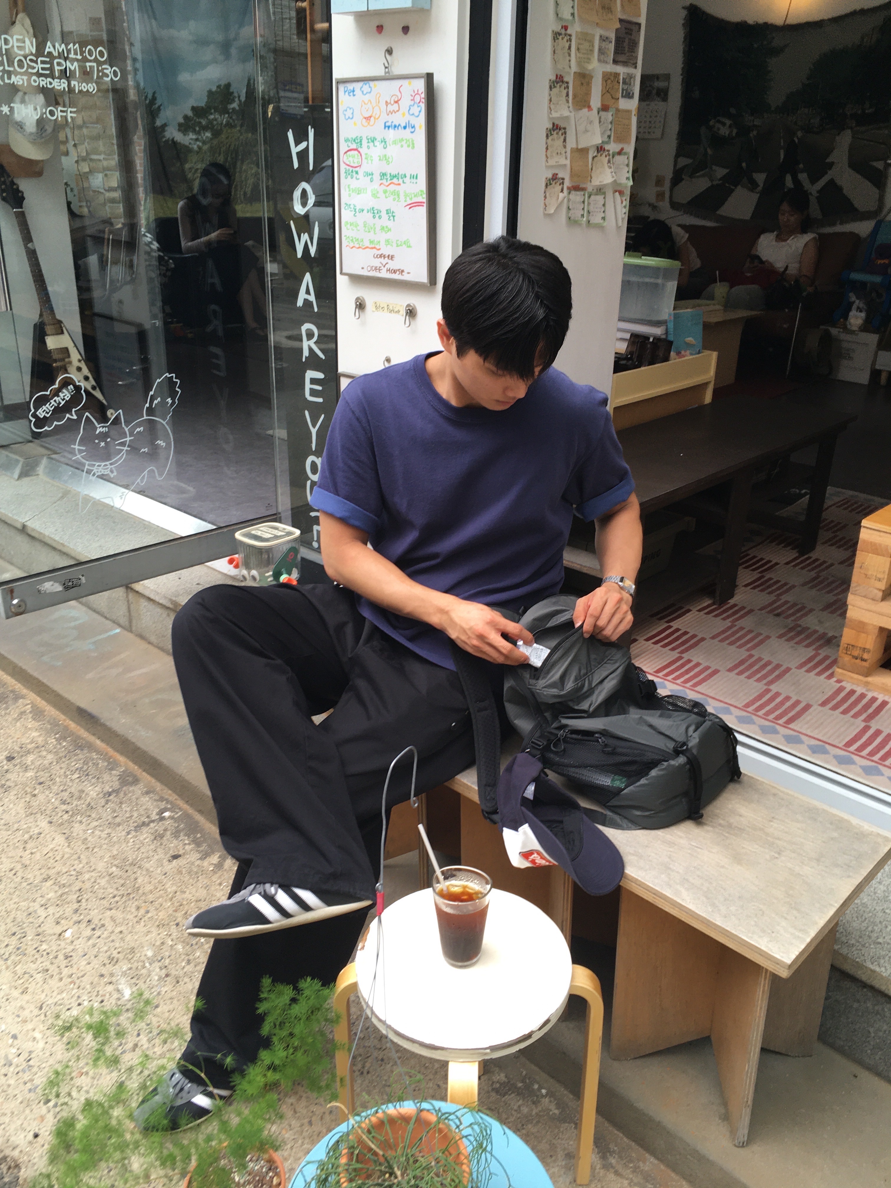 Uniqlo x JW Anderson Bi-Color T-Shirt Navy 착용 스타일 - 2