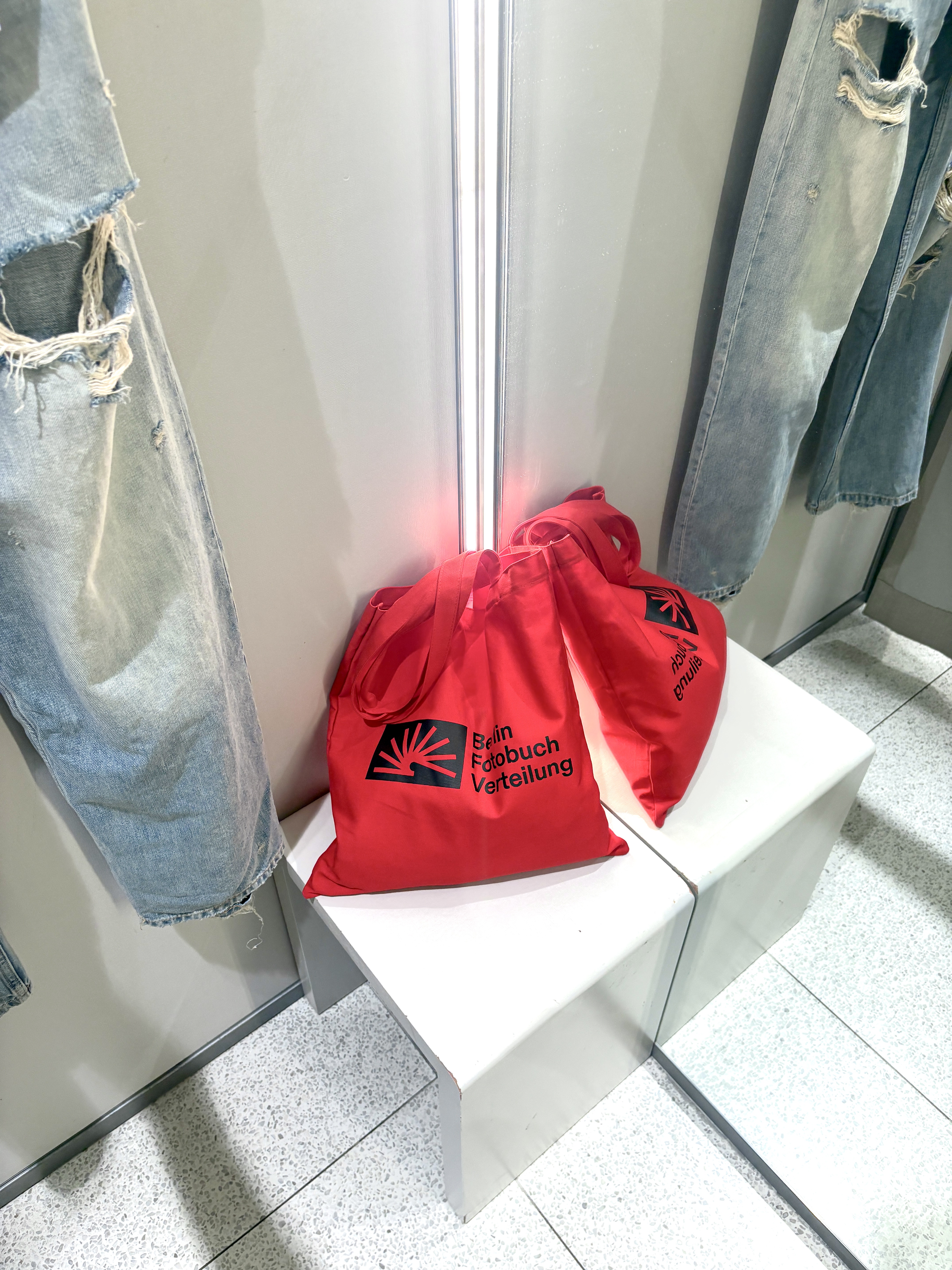 Berlin Photobook Distribution 002 Bag Red 착용 스타일 - 2