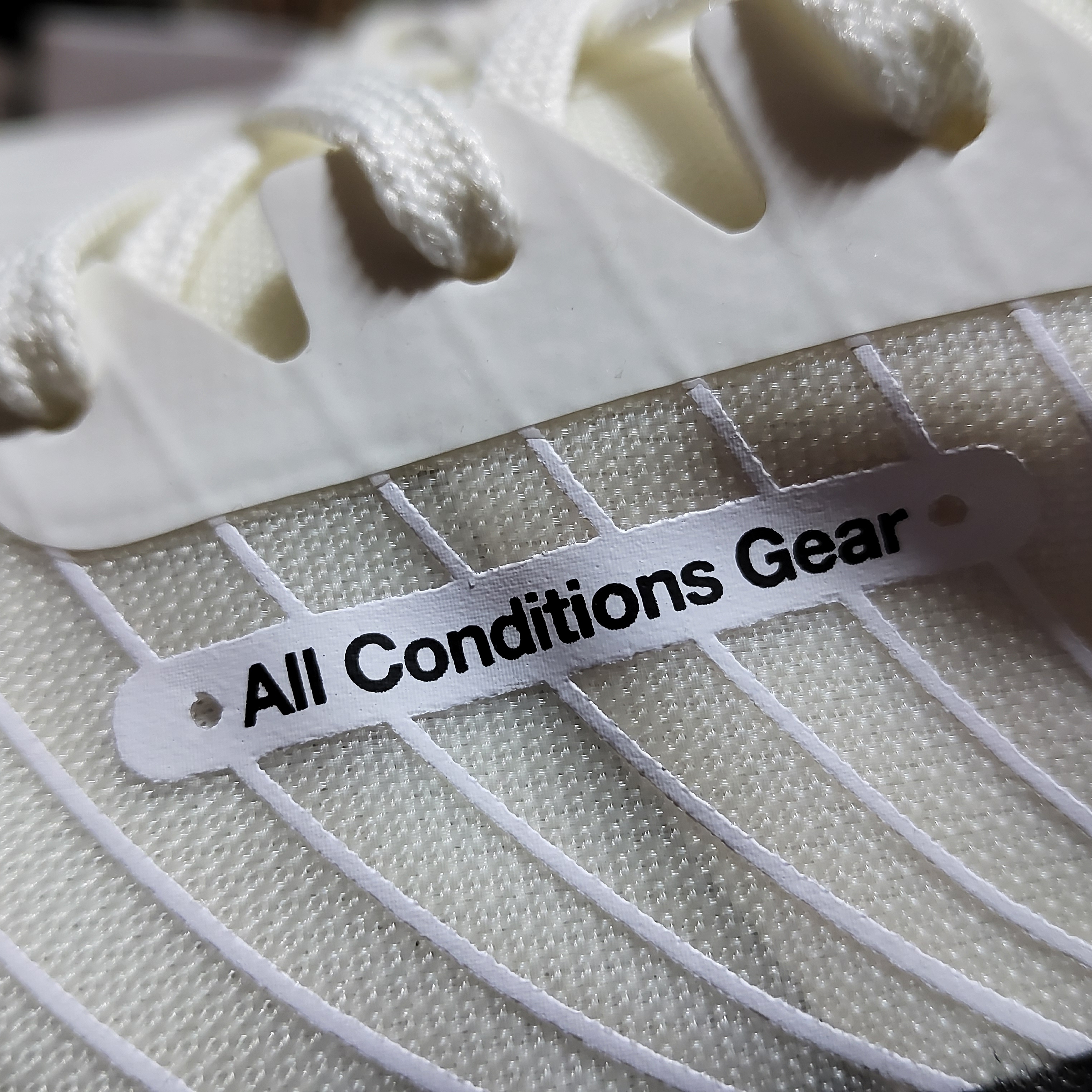 Nike ACG Ultrafly Trail Sail White Safety Orange 착용 스타일 - 6
