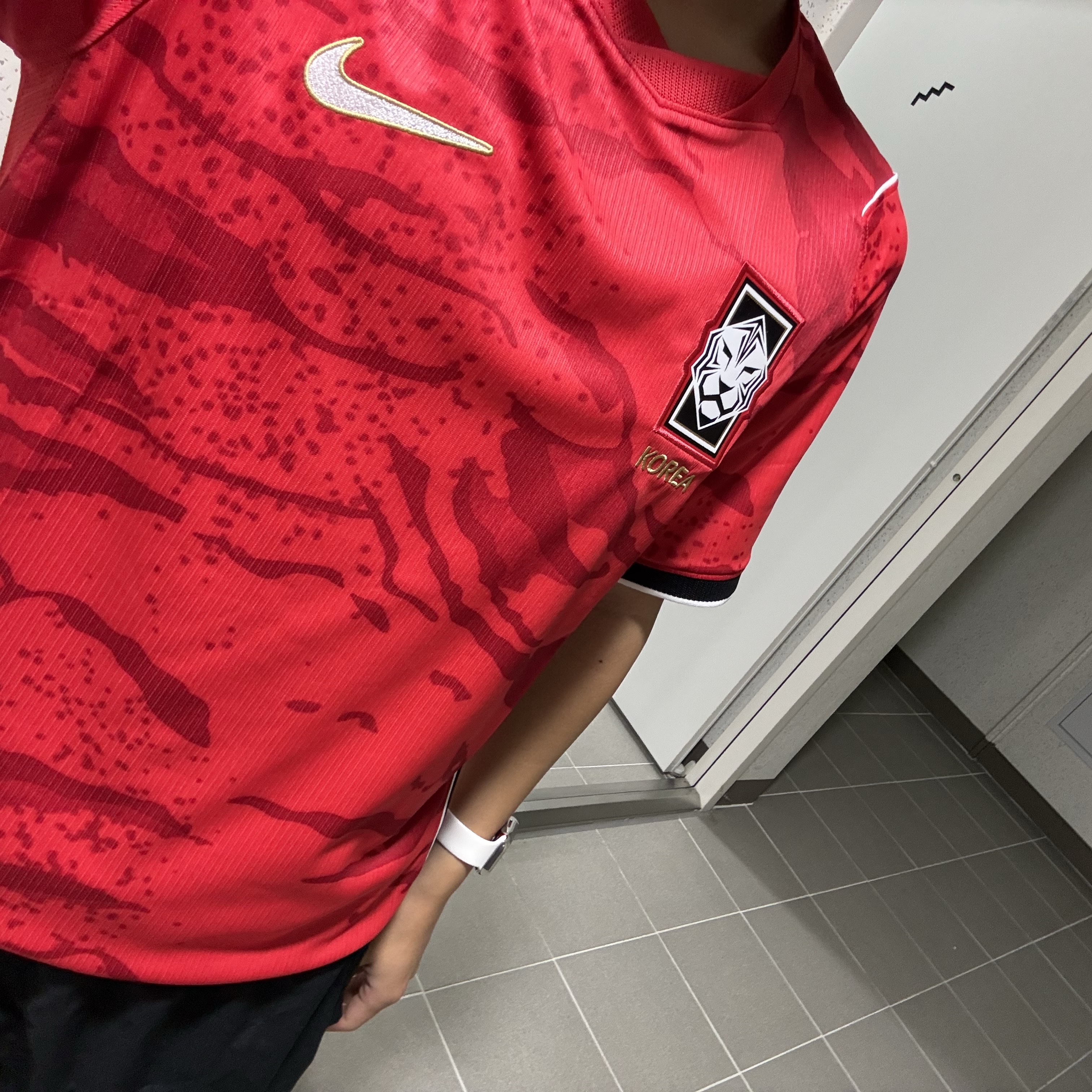 Nike Korea 2026 Stadium Home Dri-Fit Soccer Replica Jersey Global Red Black (Non Marking Ver.) 착용 스타일 - 3