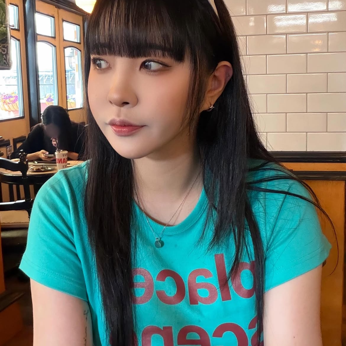 SLOW RECORD HOUSE Archive Typo T-Shirt Mint 착용 스타일 - 1