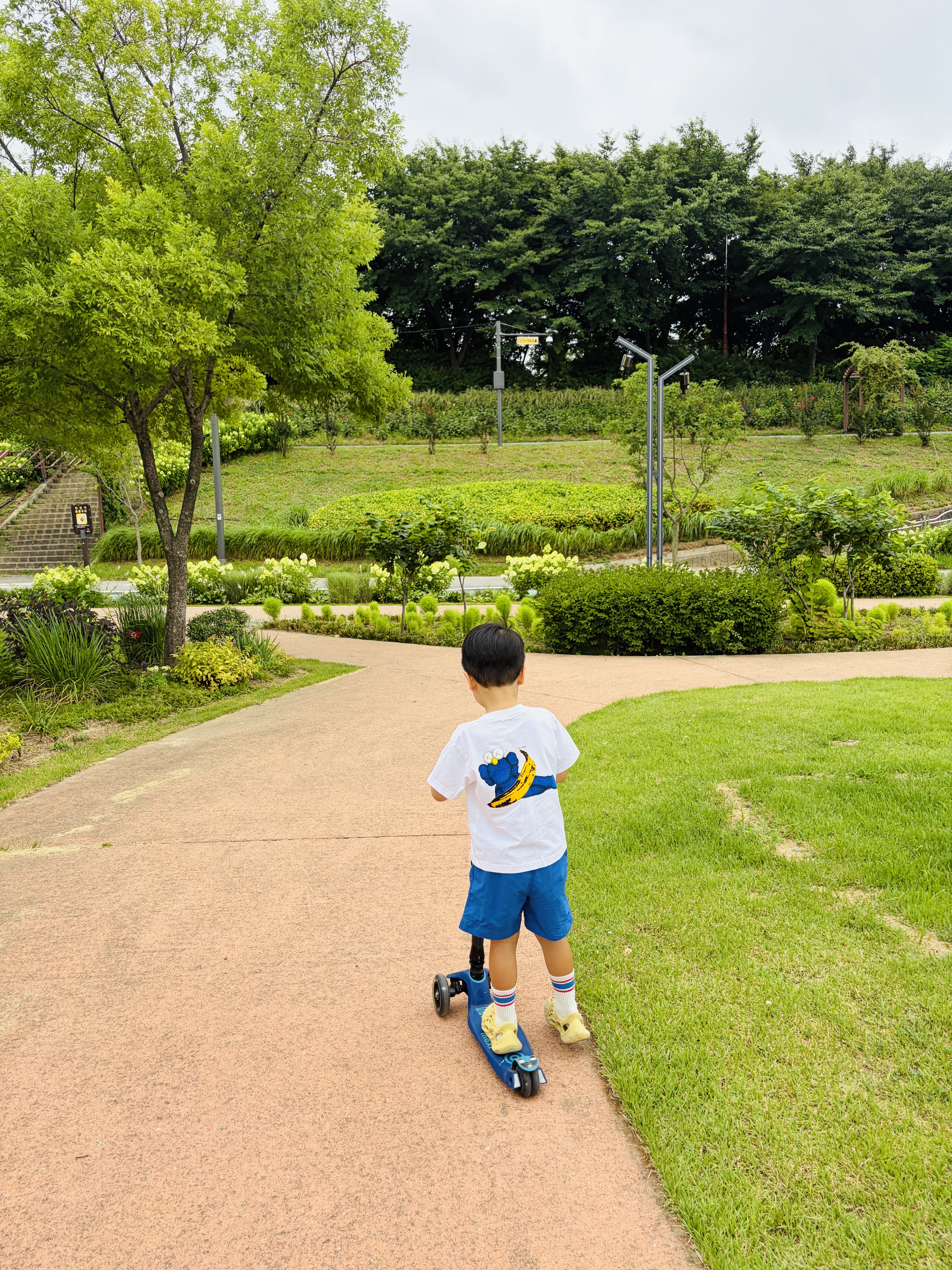(Kids) Uniqlo UT x Kaws x Warhol S/S Graphic T-Shirt A White, (Kids) Adidas Yeezy Foam RNNR Sulfur 착용 스타일 - 7