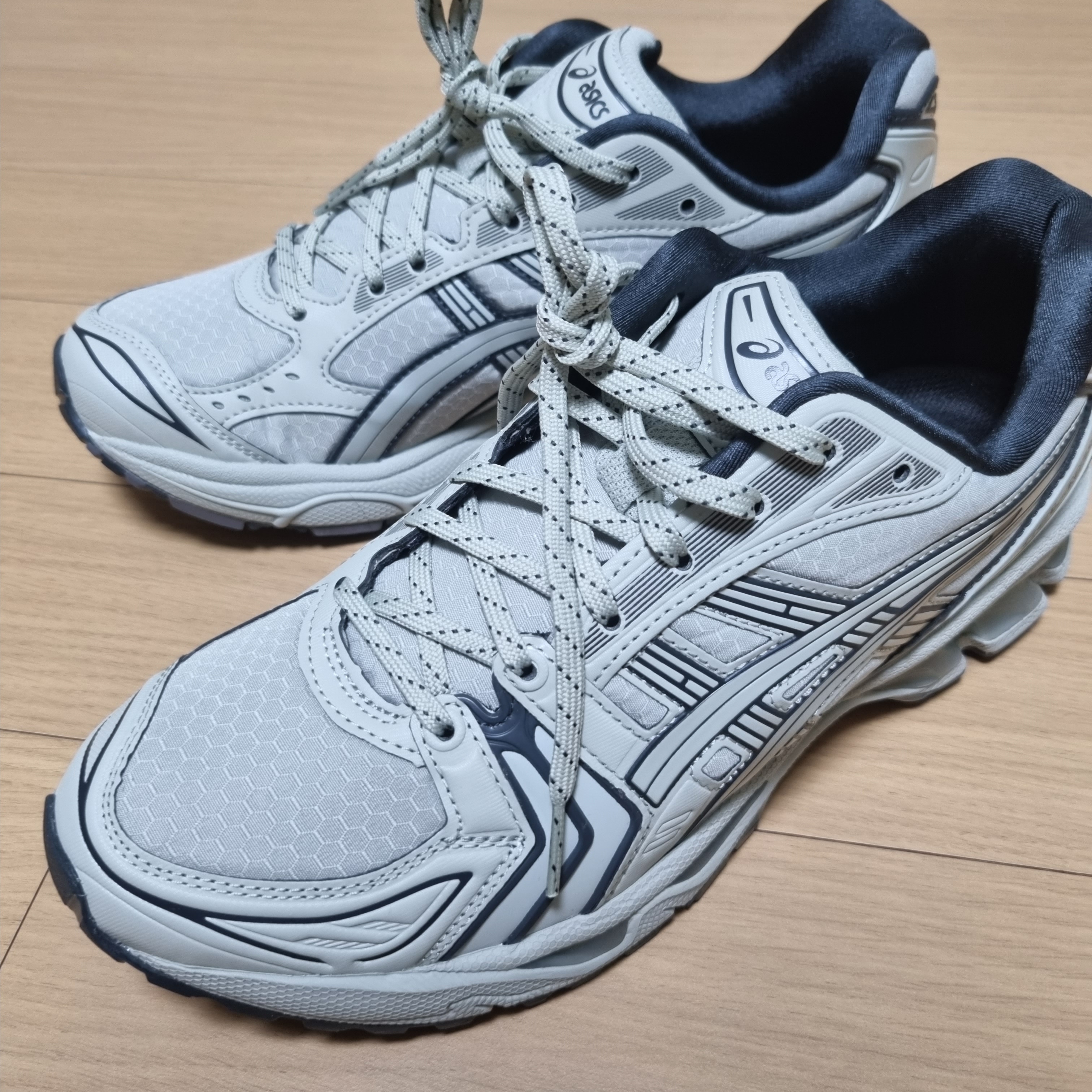 Asics Gel-Kayano 14 Earthenware Pack White Sage Graphite Grey 착용 스타일 - 1