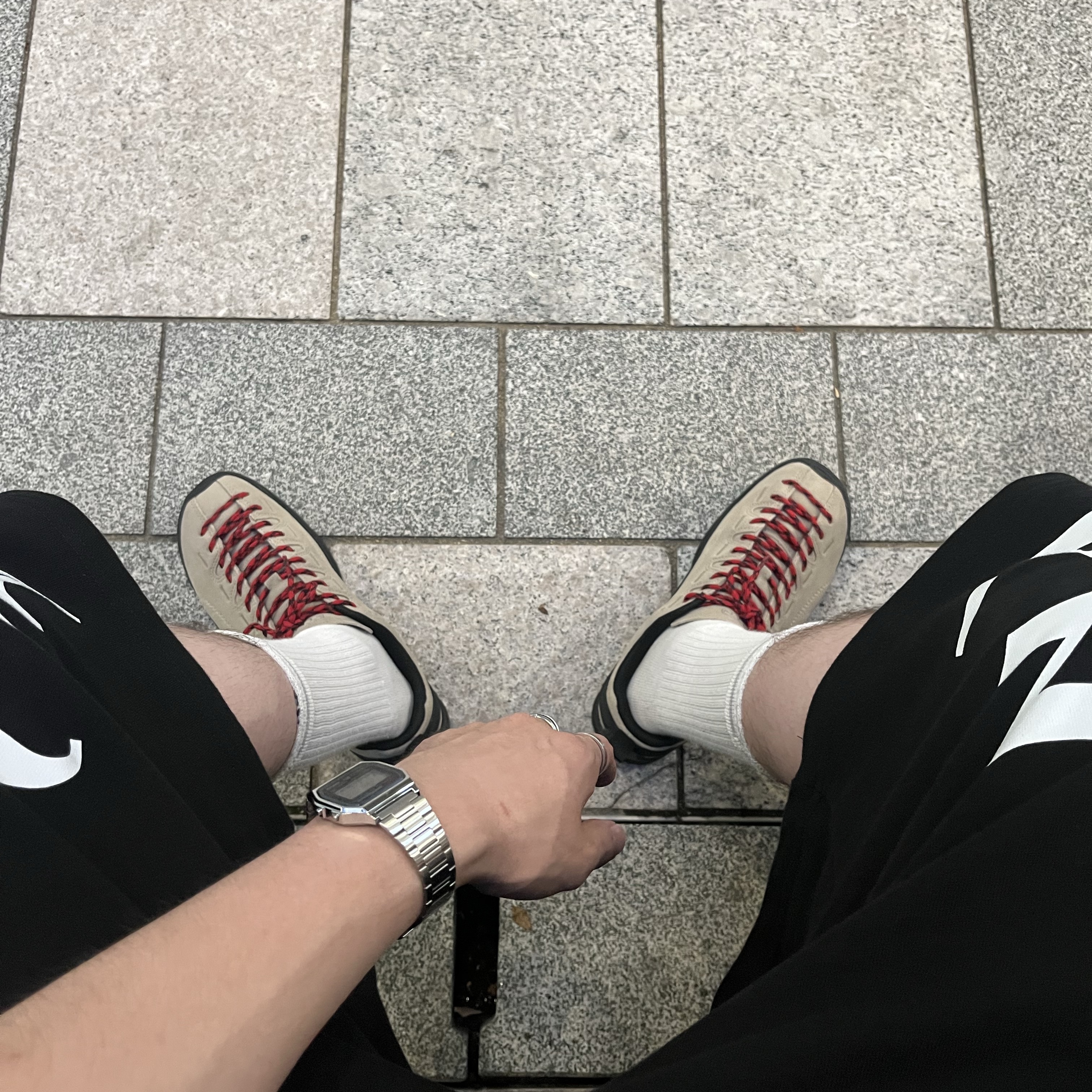 Keen Jasper Suede Sneakers Silver Mink 착용 스타일