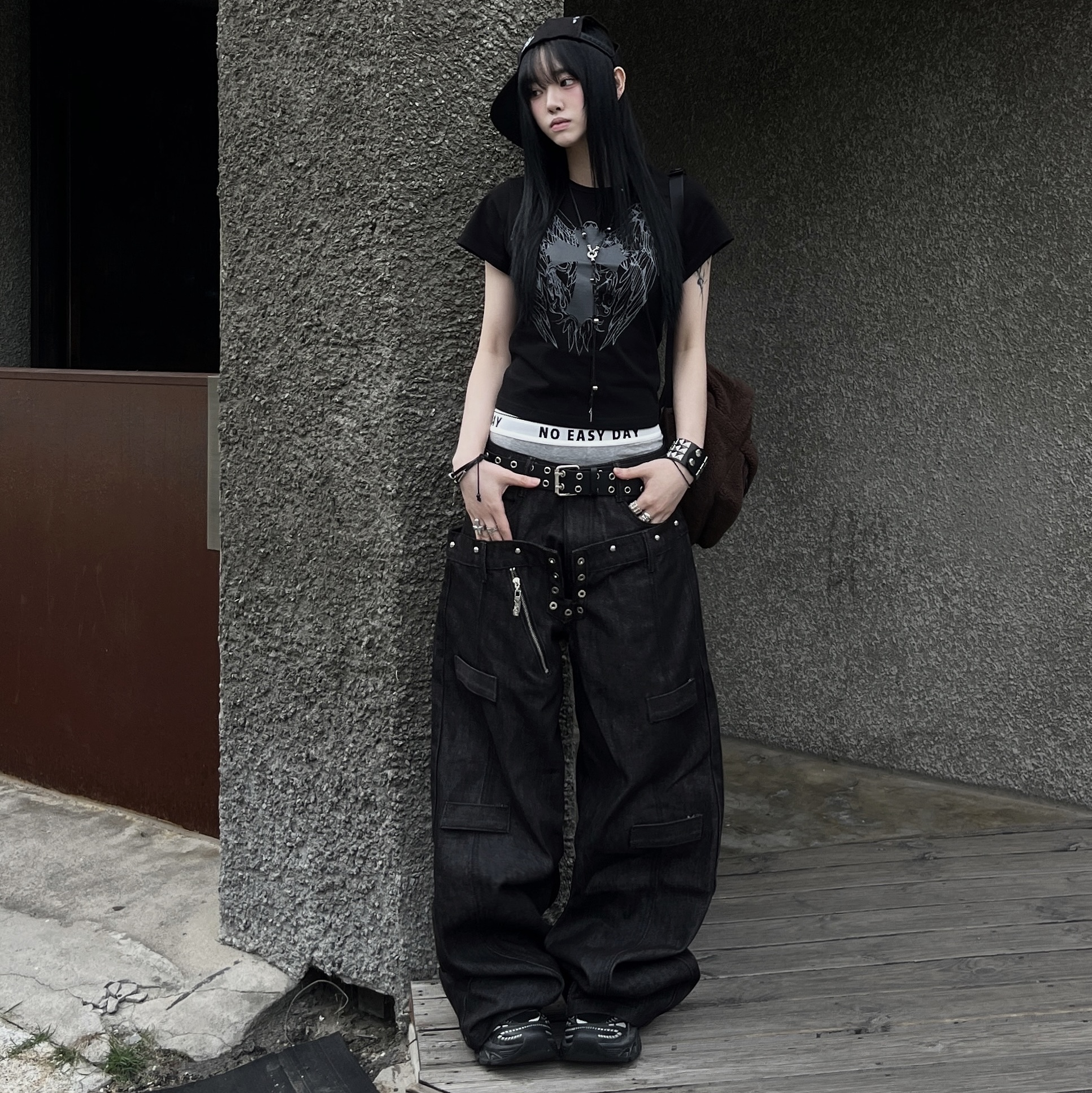 SLOW RECORD HOUSE Cross Wing T-Shirt Black 착용 스타일 - 2