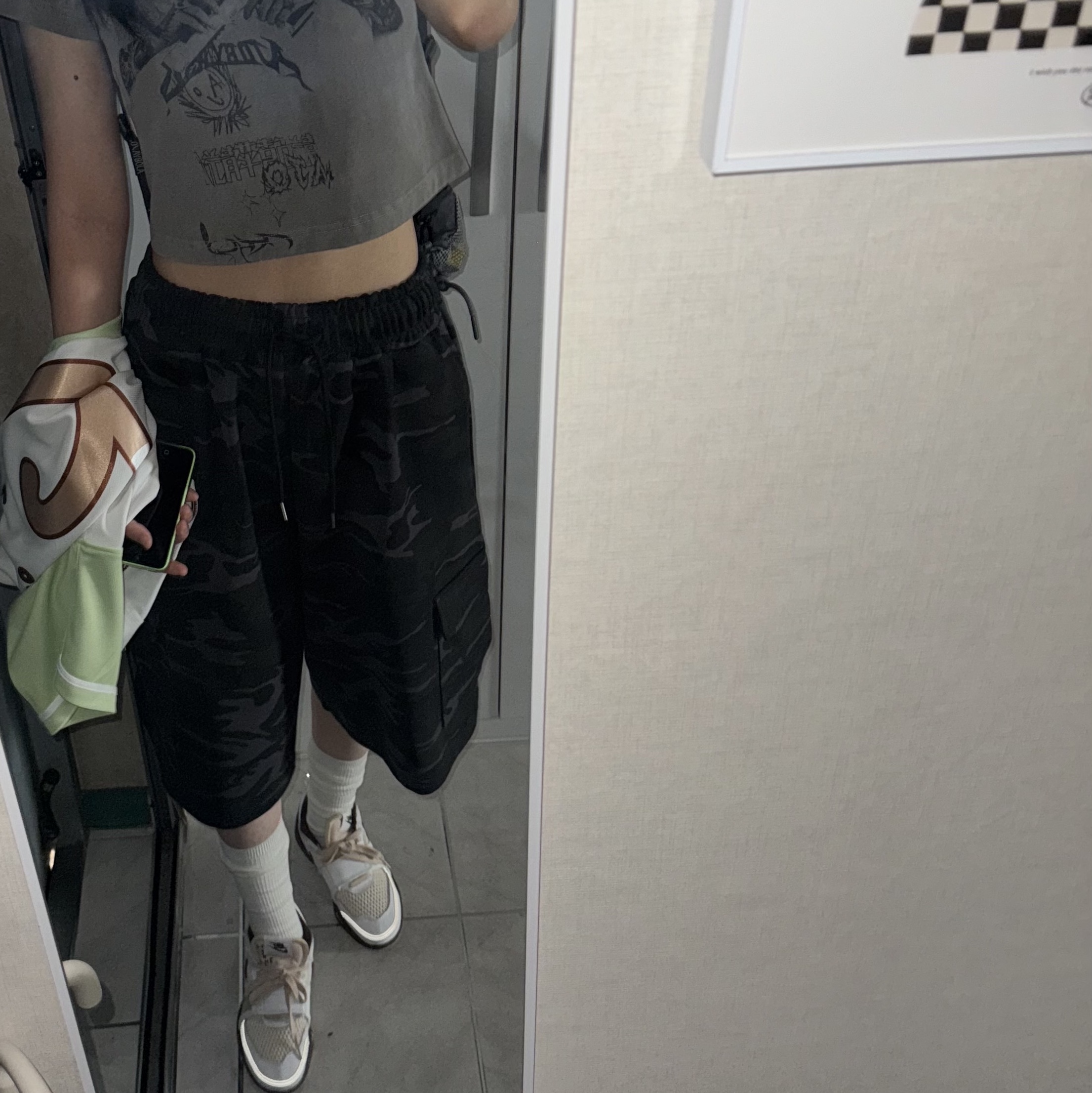 Nike x Travis Scott Zoom Field Jaxx White and Light Chocolate, AJOBYAJO Pseudo Knight Cropped T-Shirt Charcoal 착용 스타일 - 1