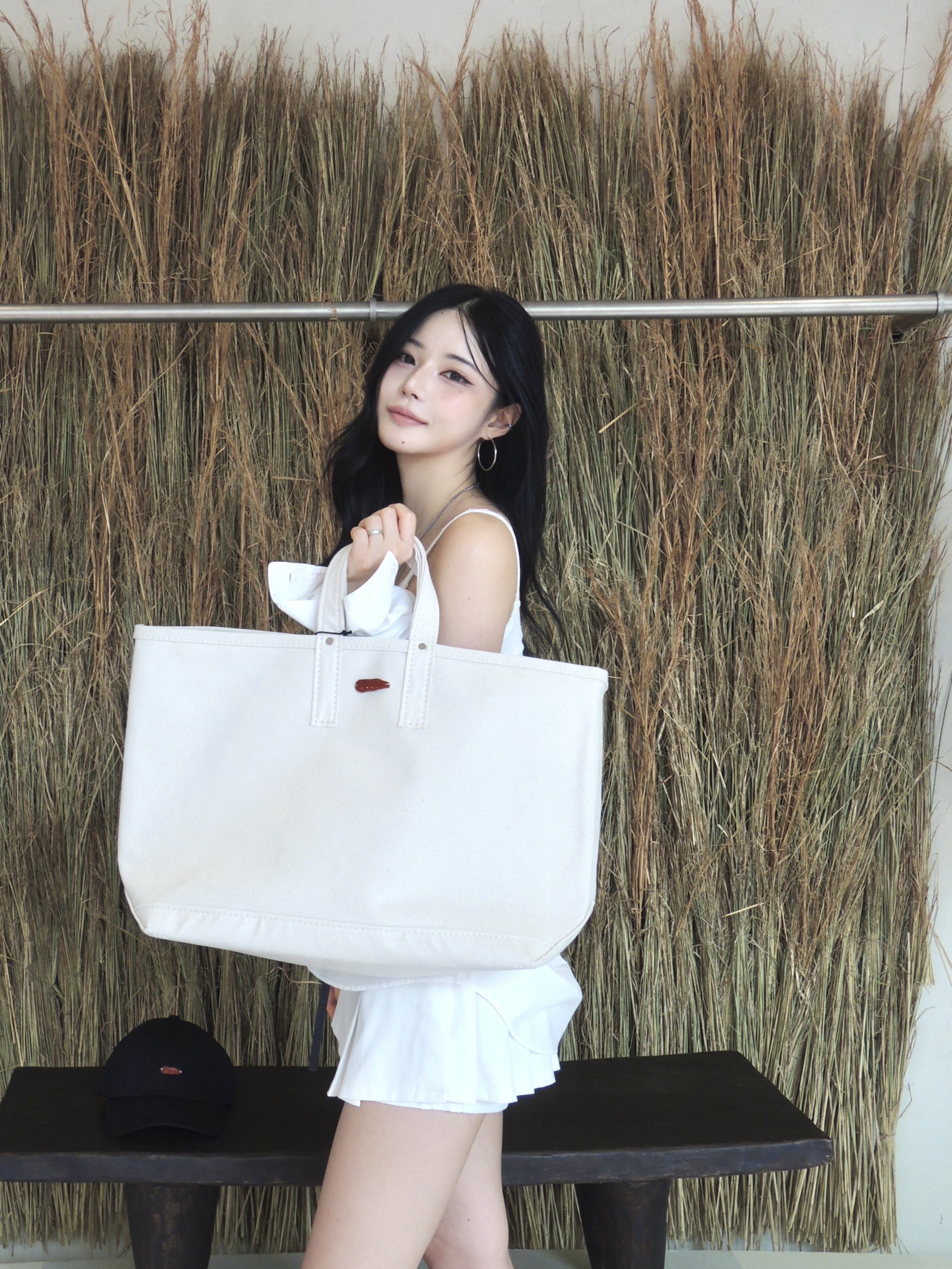 AKRYL Typewriter Shirt White - 26FW, AKRYL Icon Canvas Bag Natural - 26FW 착용 스타일 - 8