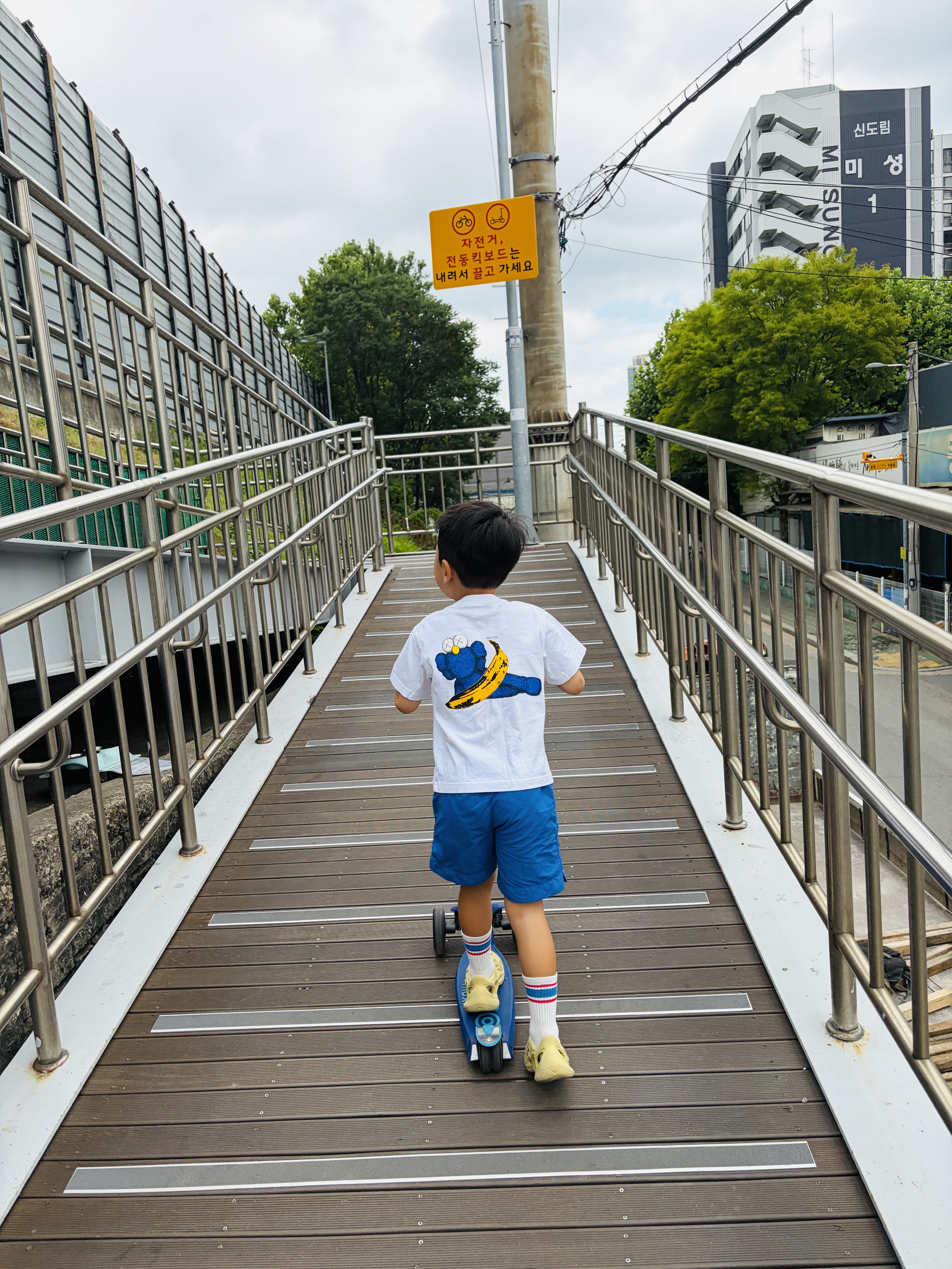 (Kids) Uniqlo UT x Kaws x Warhol S/S Graphic T-Shirt A White, (Kids) Adidas Yeezy Foam RNNR Sulfur 착용 스타일 - 10