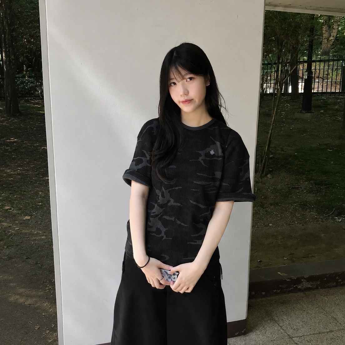 SLOW RECORD HOUSE Logo Waffle Crop T-Shirt Camo (Charcoal) 착용 스타일 - 1