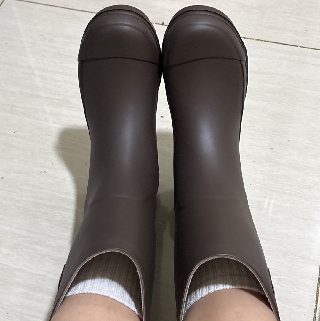NUARTSTUDIO Classic Mid Rain Boots Mocha Mousse 착용 스타일