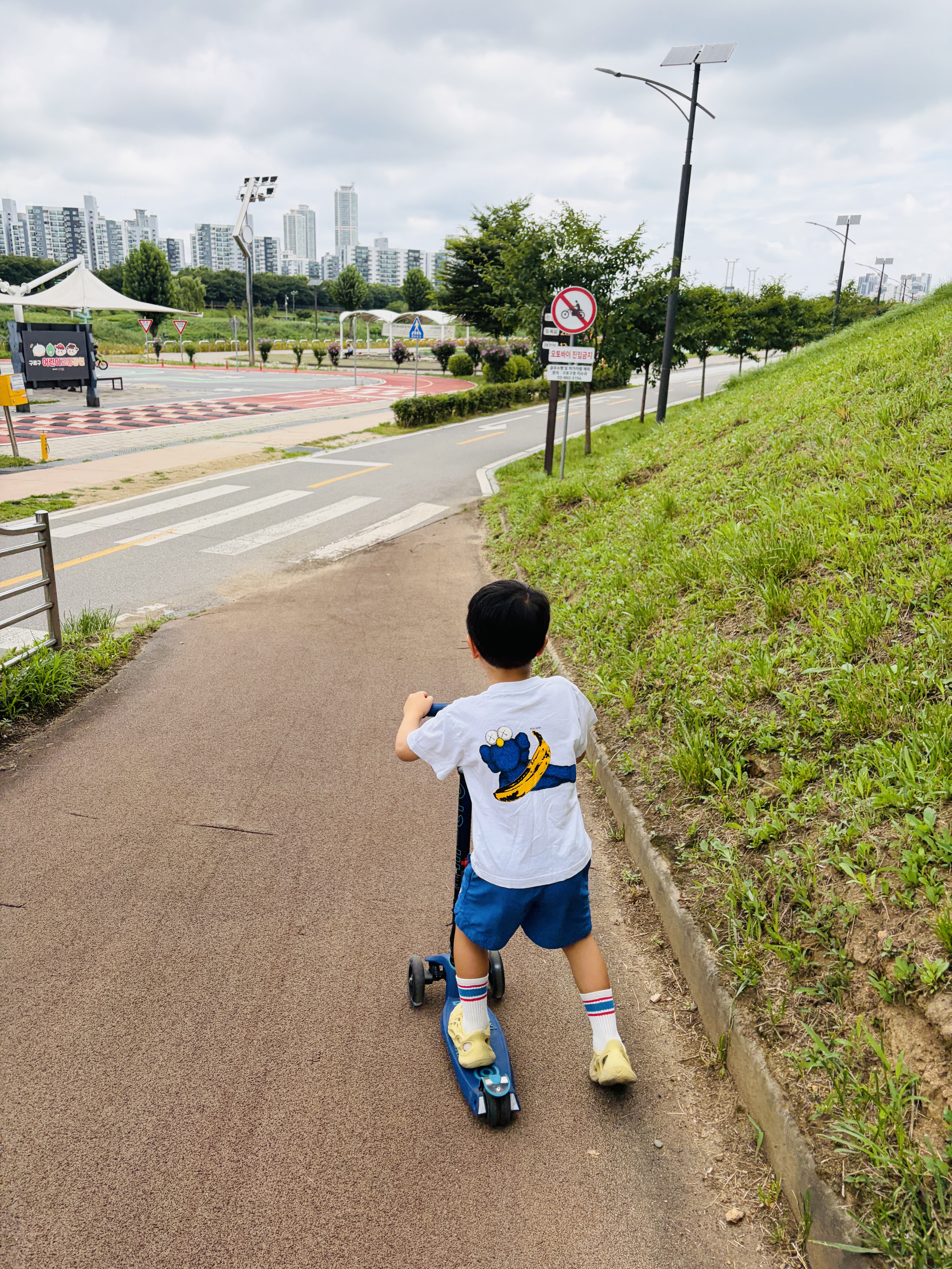 (Kids) Uniqlo UT x Kaws x Warhol S/S Graphic T-Shirt A White, (Kids) Adidas Yeezy Foam RNNR Sulfur 착용 스타일 - 9