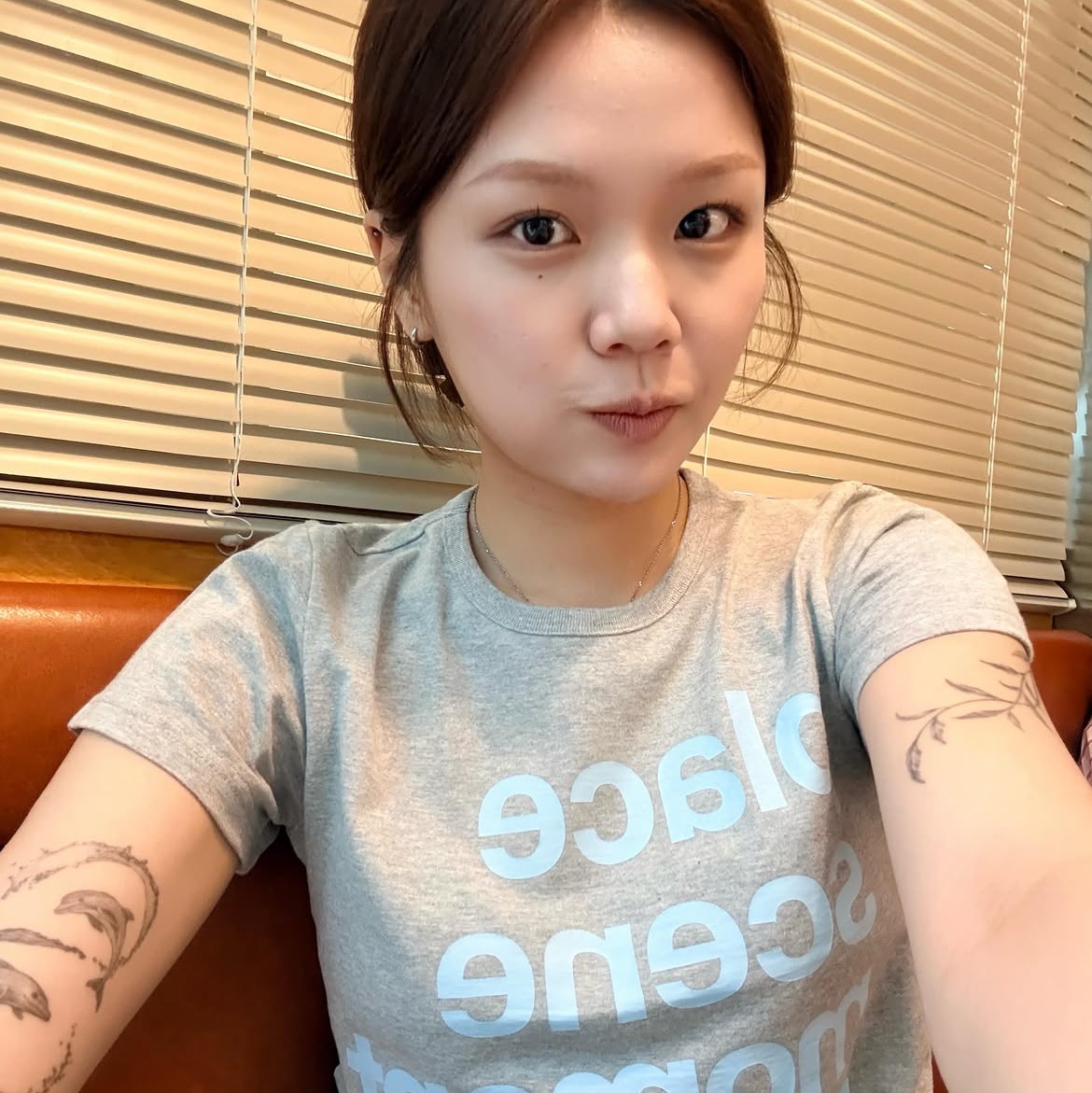 SLOW RECORD HOUSE Archive Typo T-Shirt Grey 착용 스타일 - 2