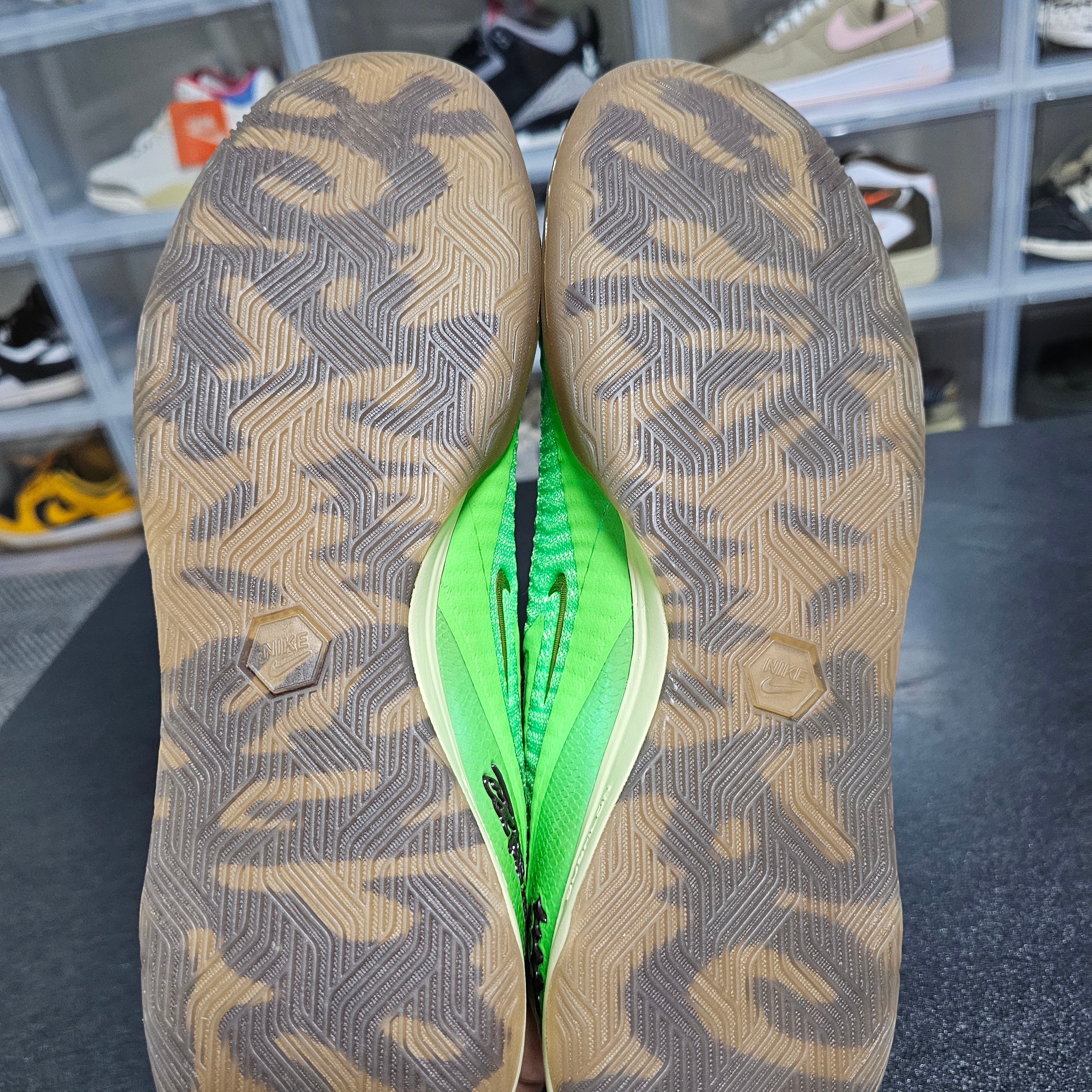 Nike x Travis Scott Cactus Jack Phantom 6 Low Indoor Earth and Metallic Gold 착용 스타일 - 2