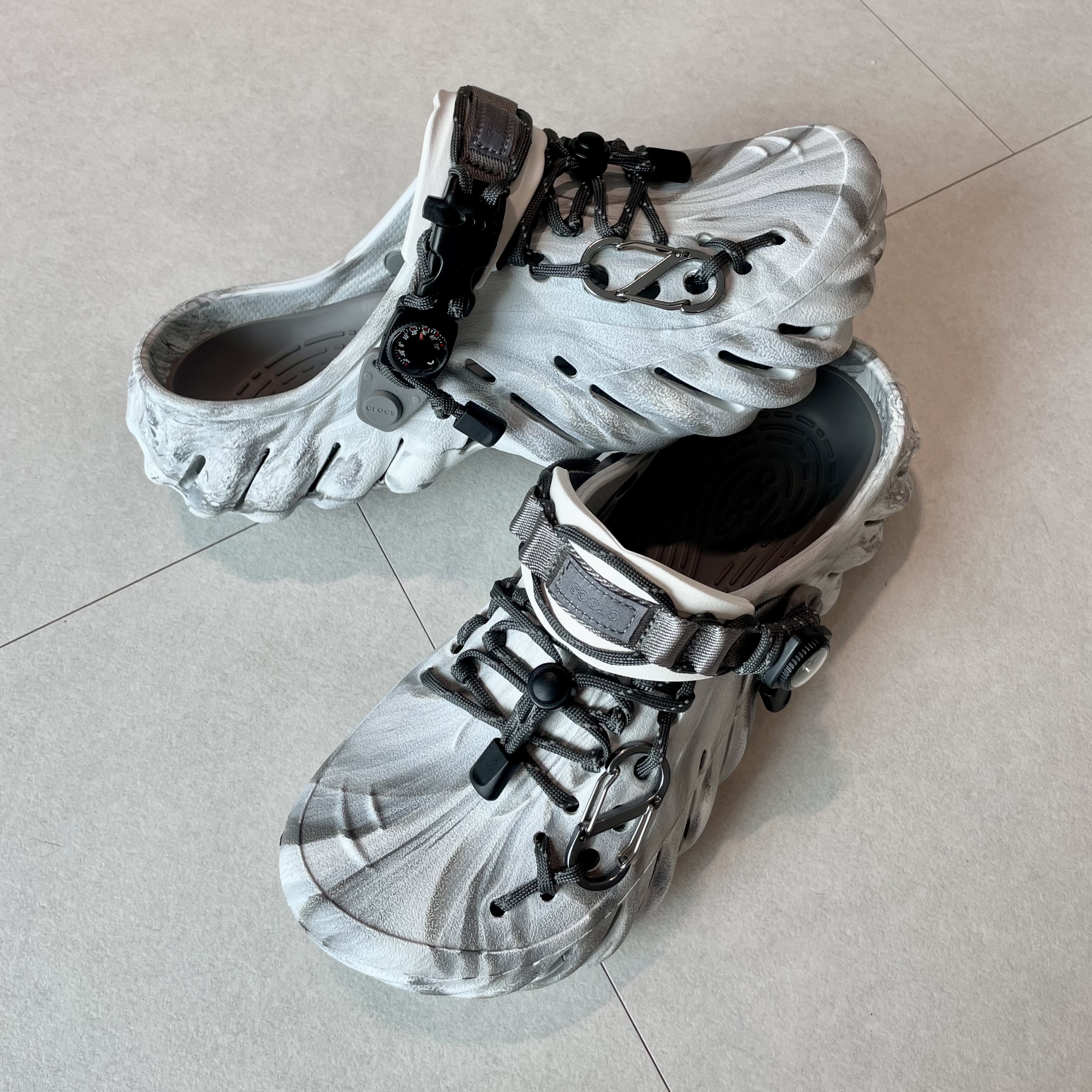 Crocs Echo Marbled Clog Moonlight Multi 착용 스타일 - 1