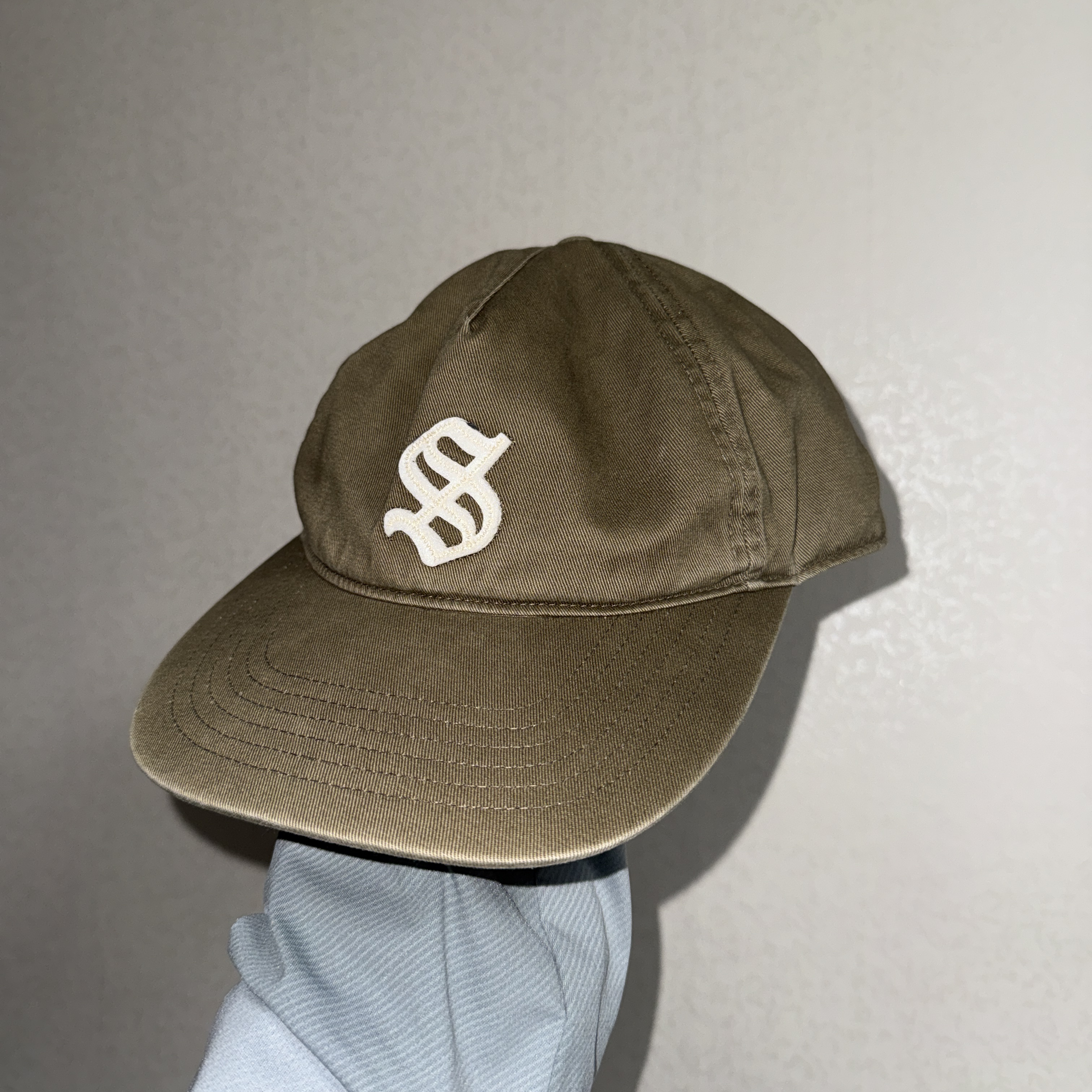 Sunday Ceremony Old English Applique Logo Cap - Light Brown 착용 스타일 - 5