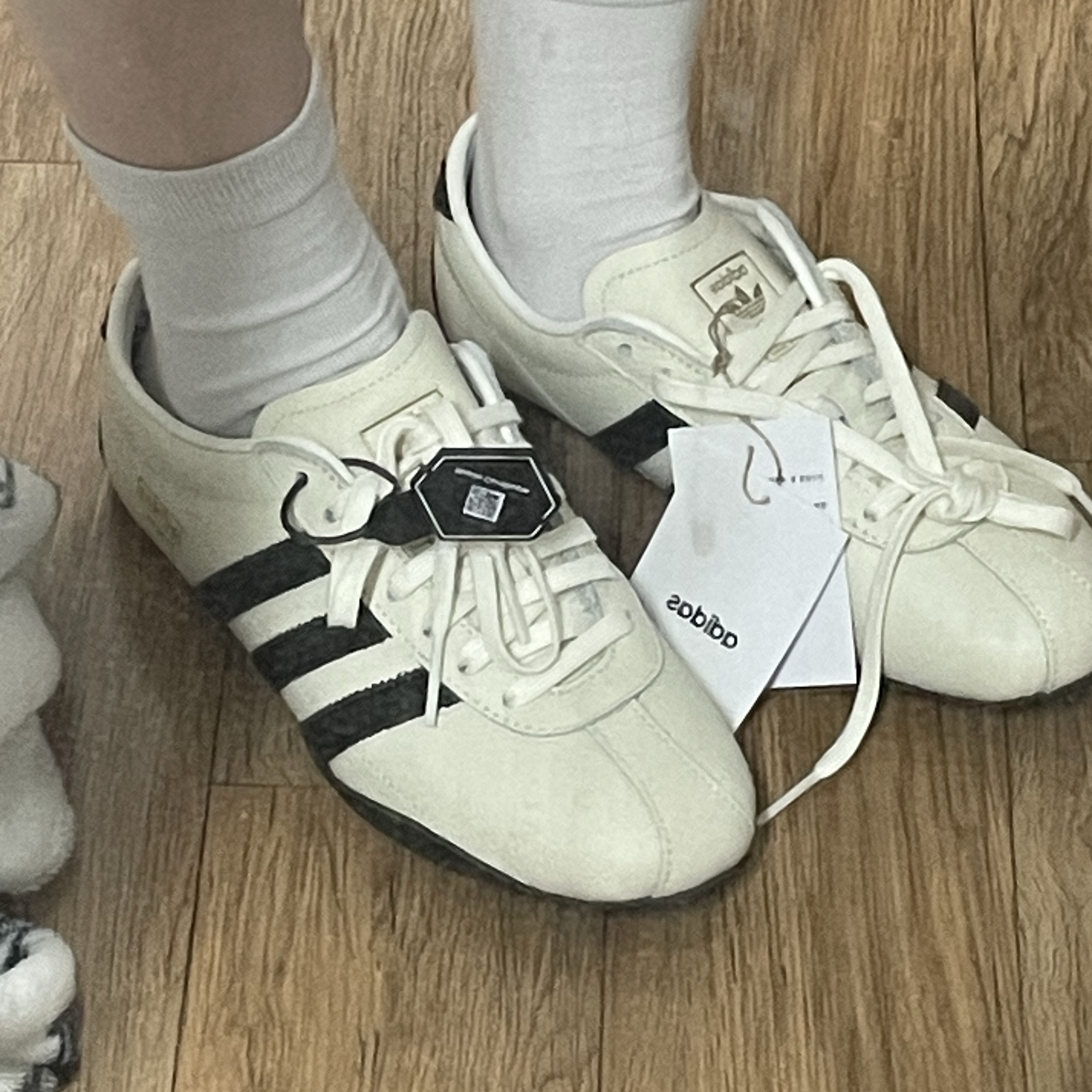(W) Adidas Tokyo Off White Core Black 착용 스타일 - 1