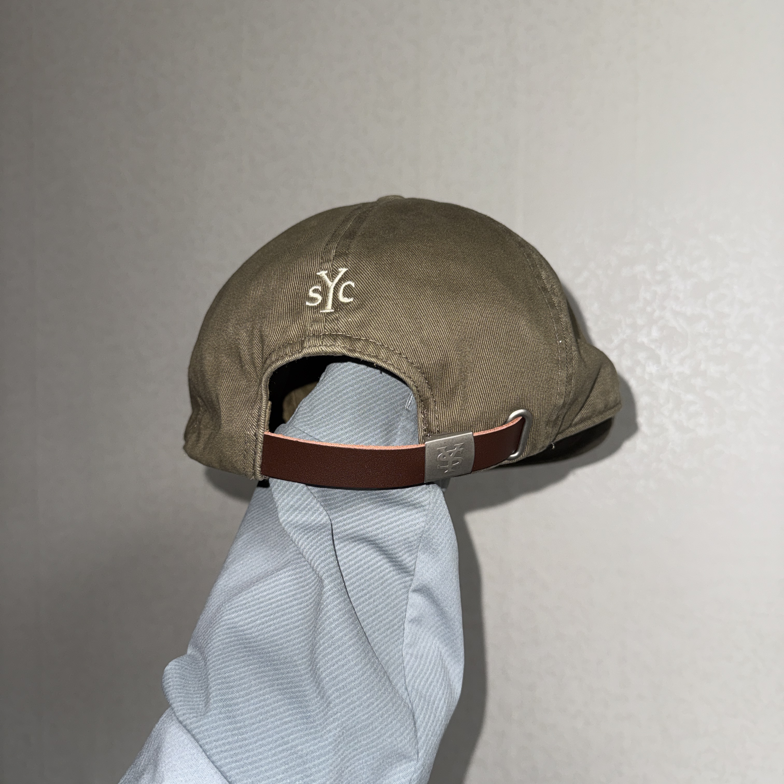 Sunday Ceremony Old English Applique Logo Cap - Light Brown 착용 스타일 - 6
