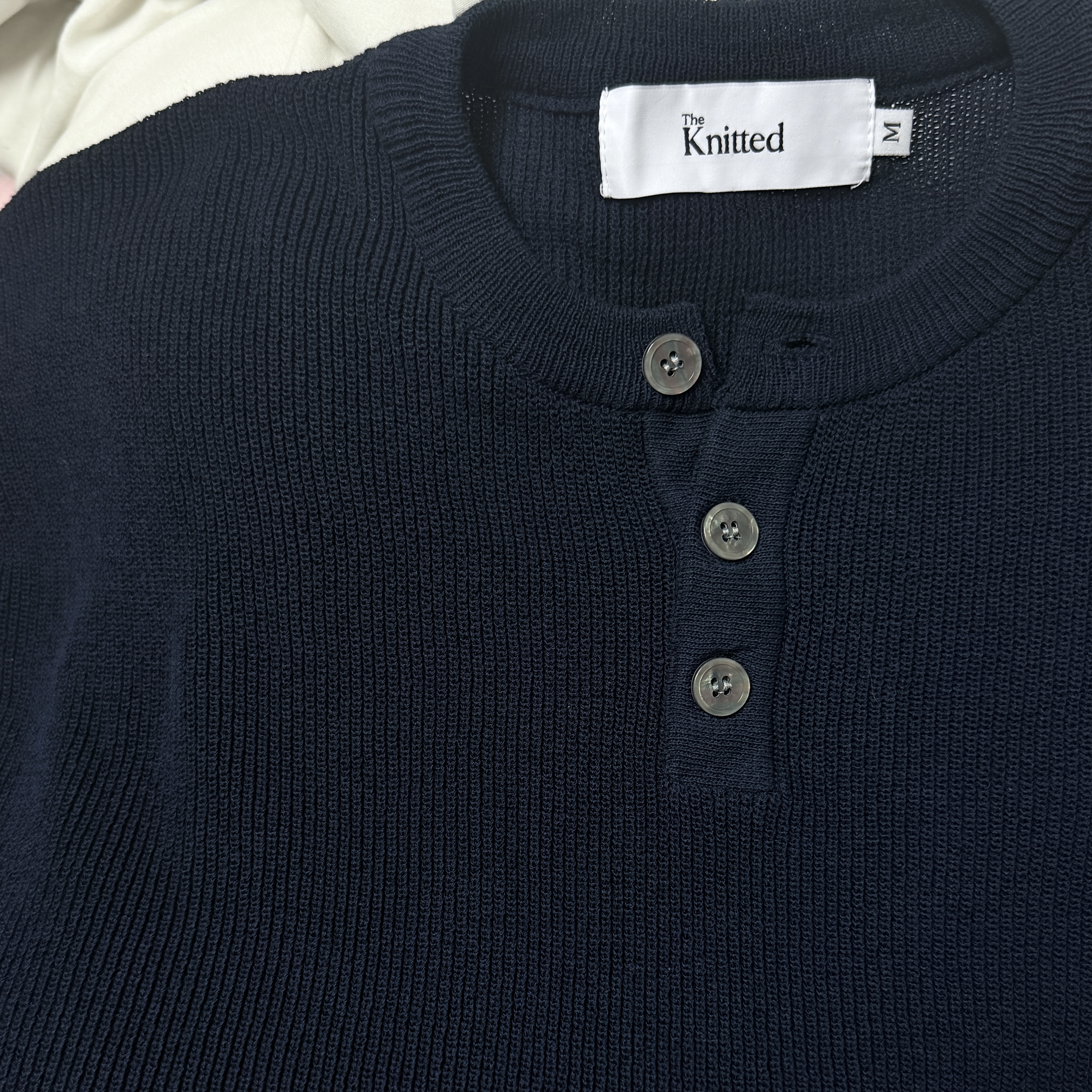 Knitted Coolever Henley Neck Half Sleeve Knit NVAY 착용 스타일 - 2