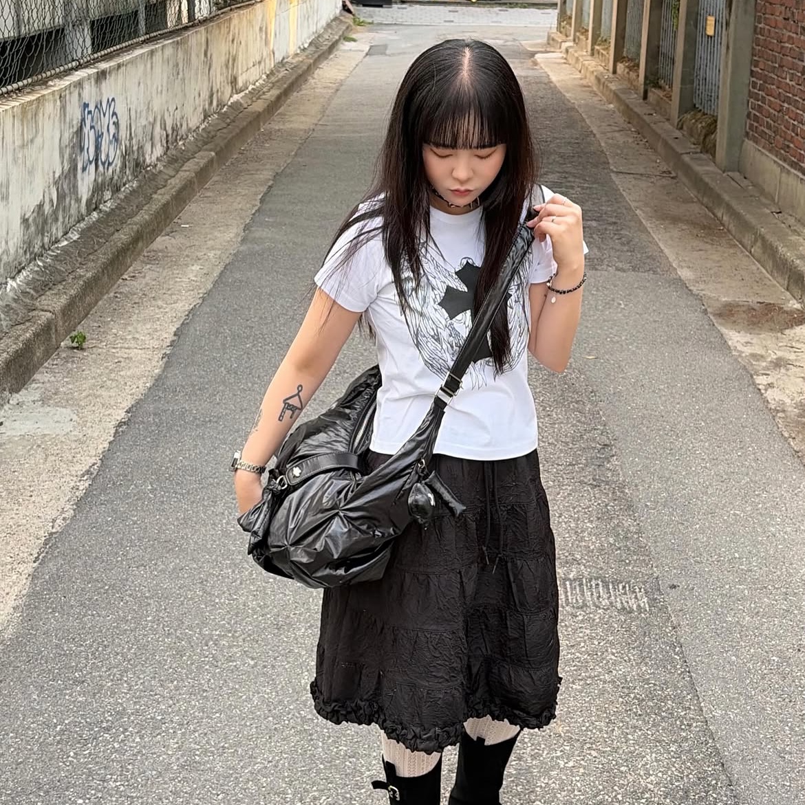 SLOW RECORD HOUSE Cross Wing T-Shirt White 착용 스타일 - 5