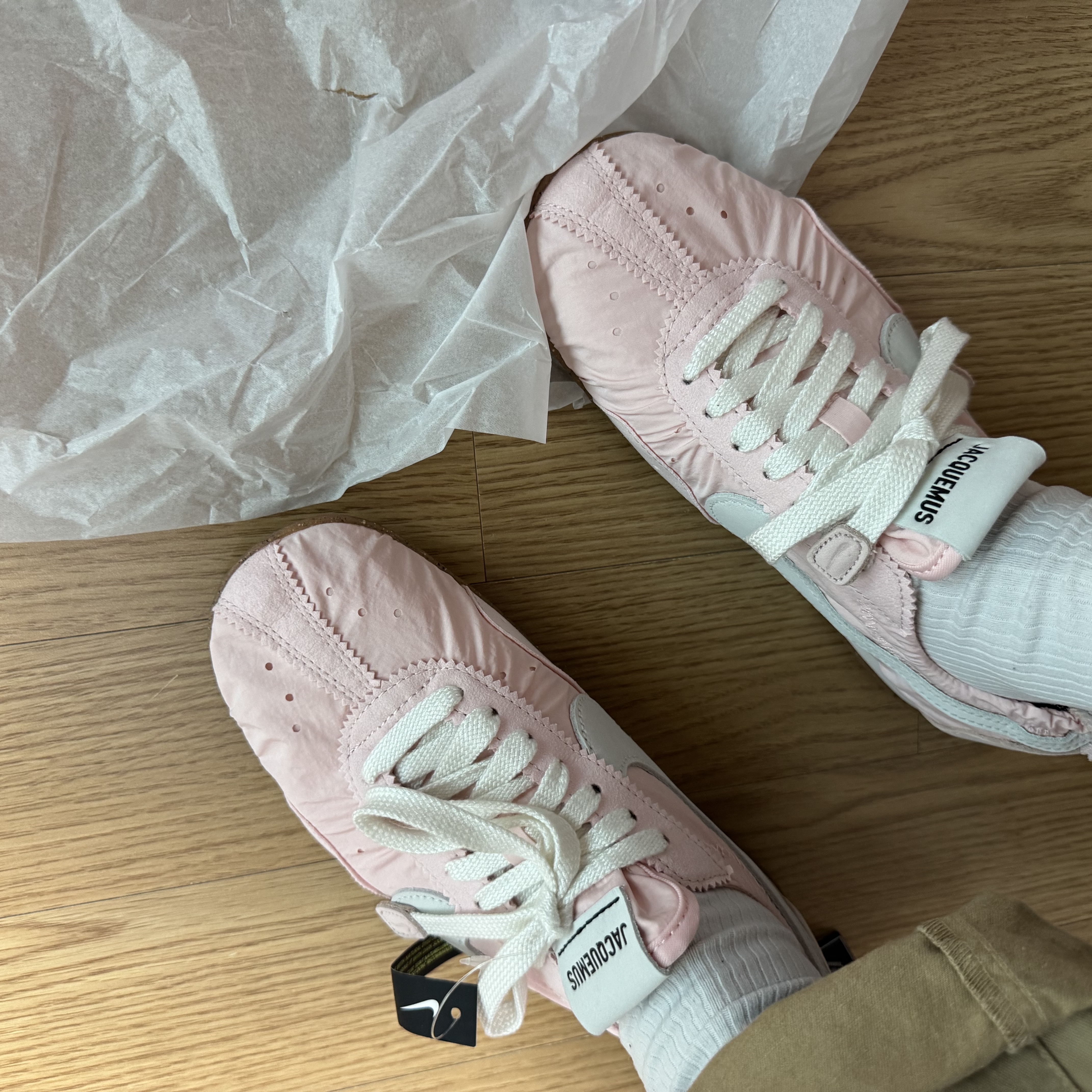 Nike x Jacquemus Moon Shoe SP Aluminum Pink Sail 착용 스타일 - 2