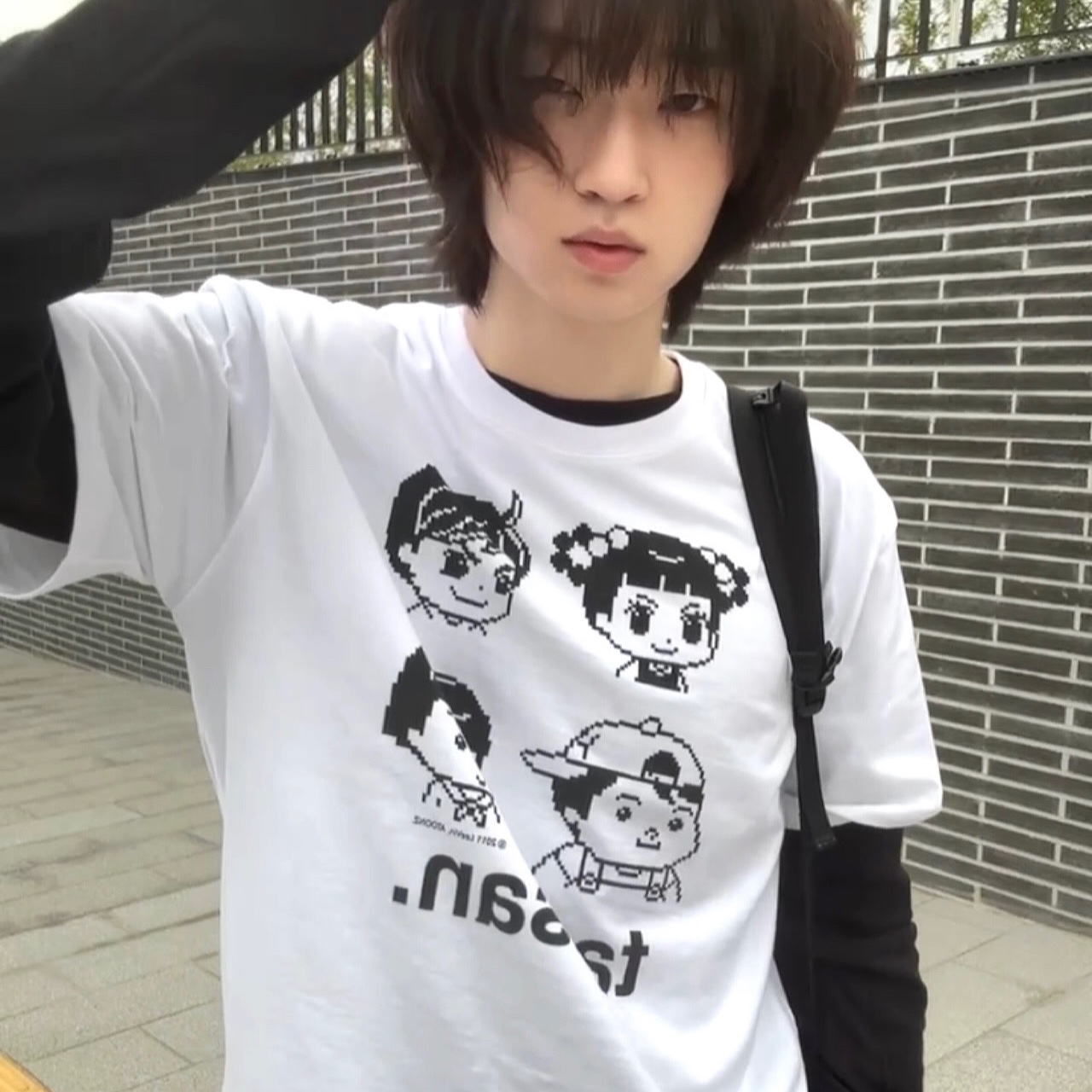 AMOU Molly One Tuck Bermuda Pants Black, Apple AirPods Max Lightning Silver (Korean Ver.) 착용 스타일 - 3