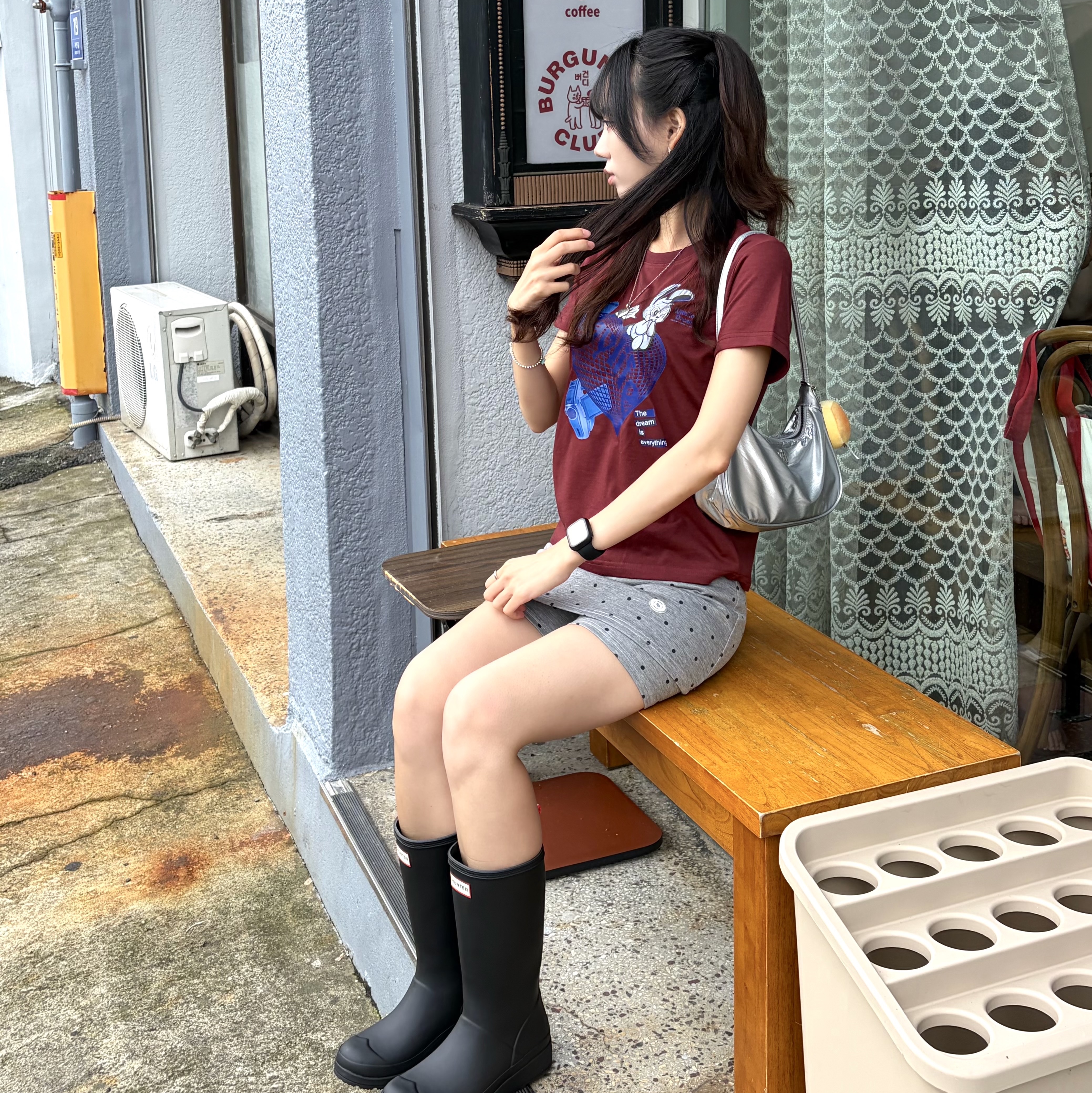 (W) Hunter Play Tall Wellington Rain Boots Black 착용 스타일 - 2